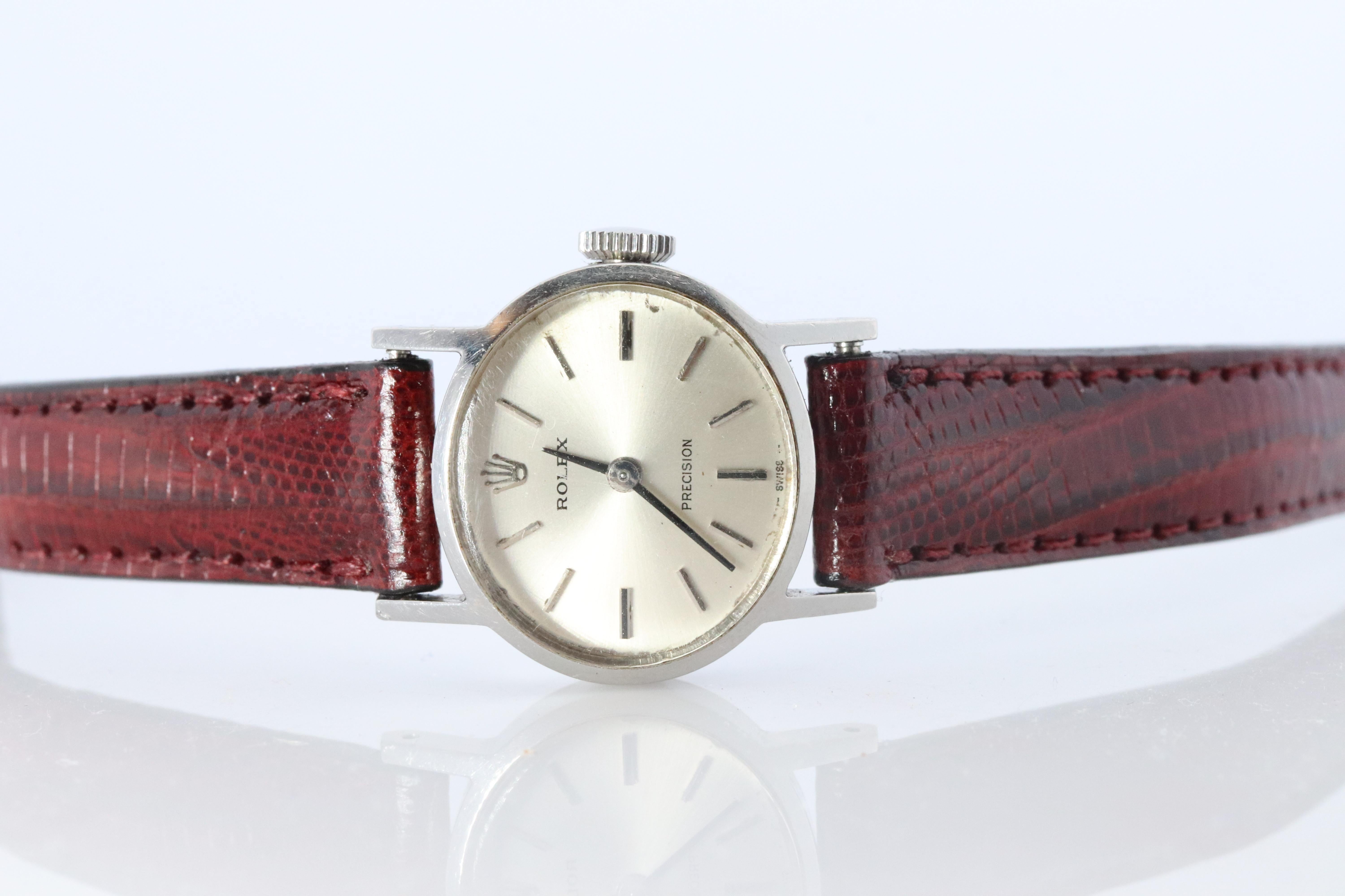Reloj de pulsera Rolex de acero inoxidable con movimiento mecánico de precisión para señora. Alrededor de 1973. 

Calibre 1400 Movimiento Rolex Ref. 2653.

Hermoso Reloj. Mecanismo de cuerda manual. 

La caja es de acero inoxidable
Correa de cuero