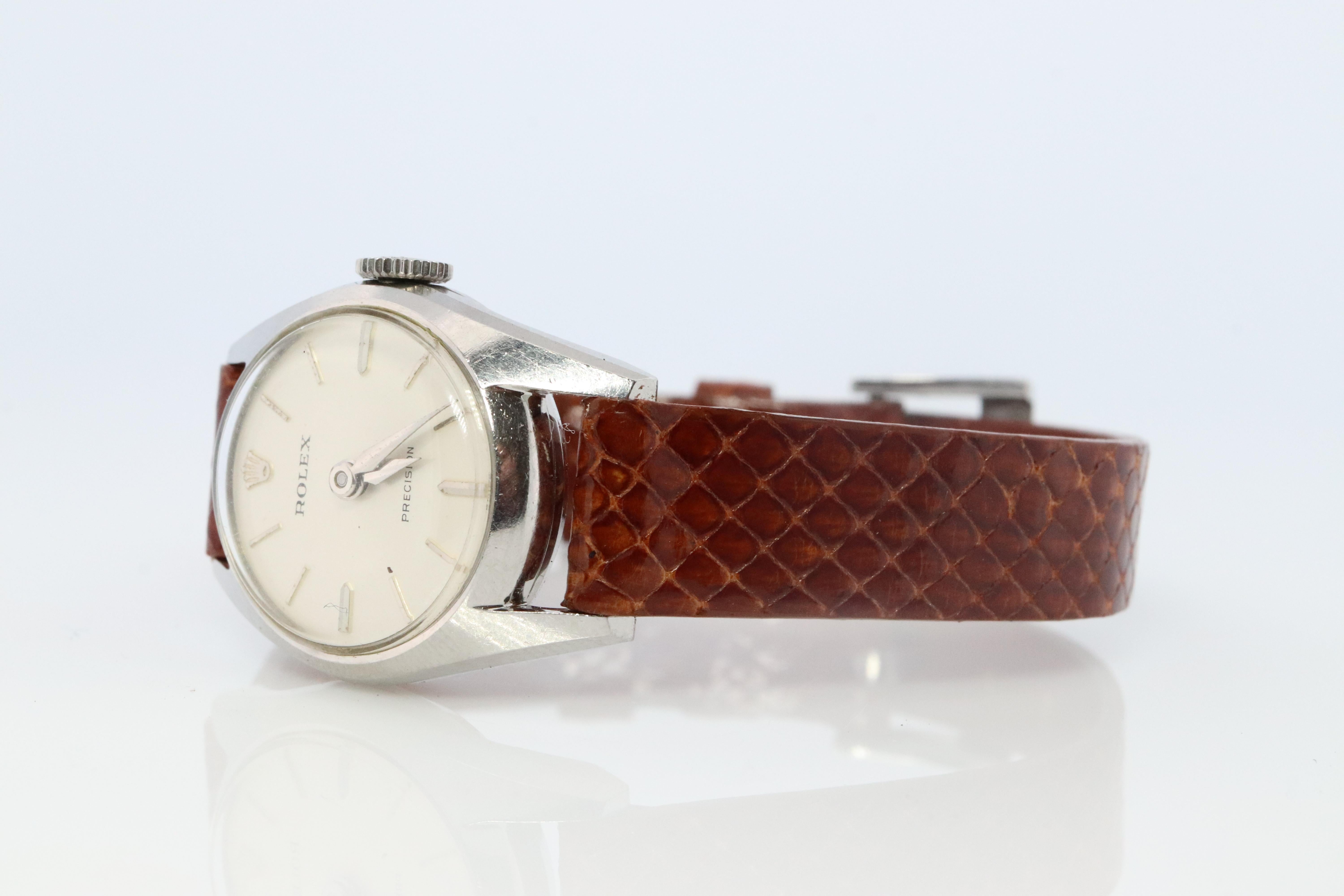 Orologio da polso Rolex di precisione da donna con movimento meccanico in Steele. Circa 1966

Movimento meccanico a carica Rolex Ref. 9631.

Guarda la bellezza. Meccanismo di avvolgimento manuale. 

La cassa è in acciaio inossidabile
Nuovo cinturino