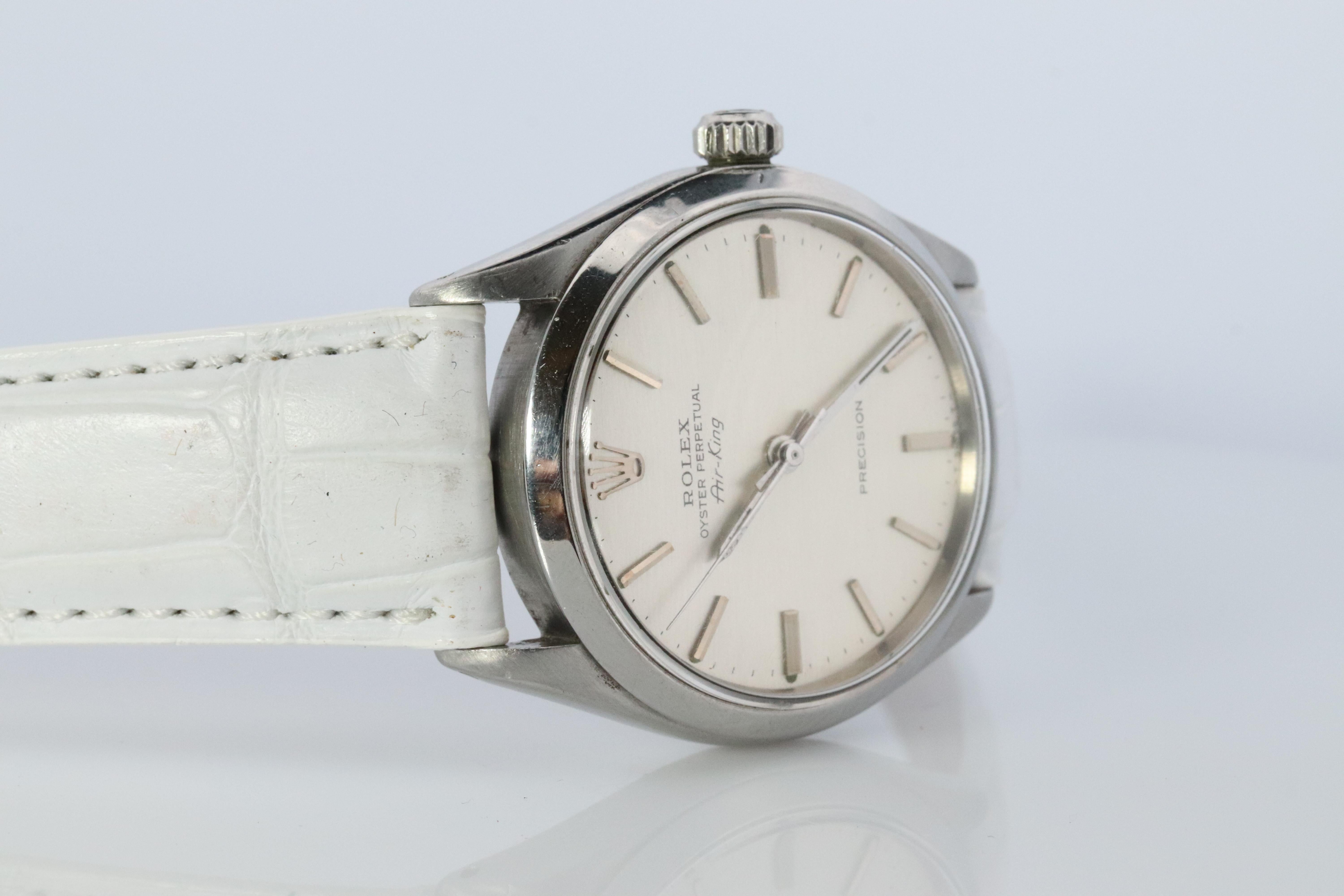Rolex di precisione Air-King 5500 in acciaio inossidabile

Movimento automatico. Funziona bene. 

Circa 1971

Guarda la bellezza.

La cassa è in Steele.
Nuova fascia in pelle Movado.

Cassa rotonda da 34 mm 

Condit: L'orologio è in ottime