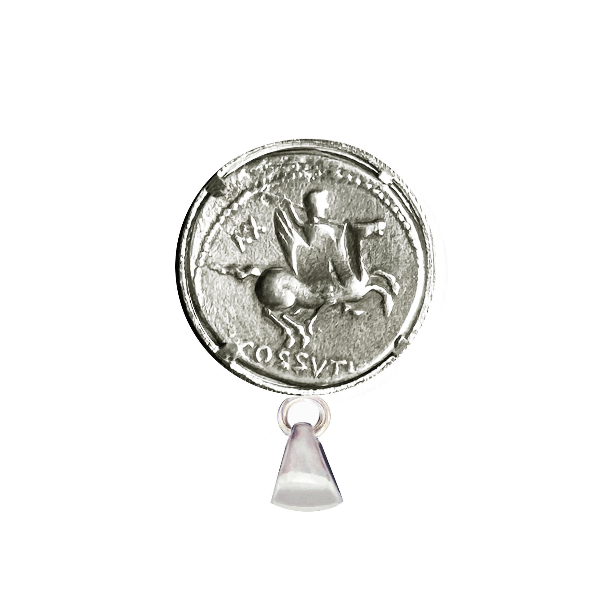 Dieser Anhänger aus Sterlingsilber zeigt einen authentischen Denar aus dem Jahr 72 v. Chr., auf dem Medusa mit Flügeln und Schlangen im Haar abgebildet ist. Auf der Rückseite der Münze ist Bellerophon auf dem berühmten geflügelten Pferd Pegasus