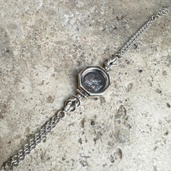 Moneda romana auténtica del siglo II a.C. que representa a la diosa Roma Pulsera de plata