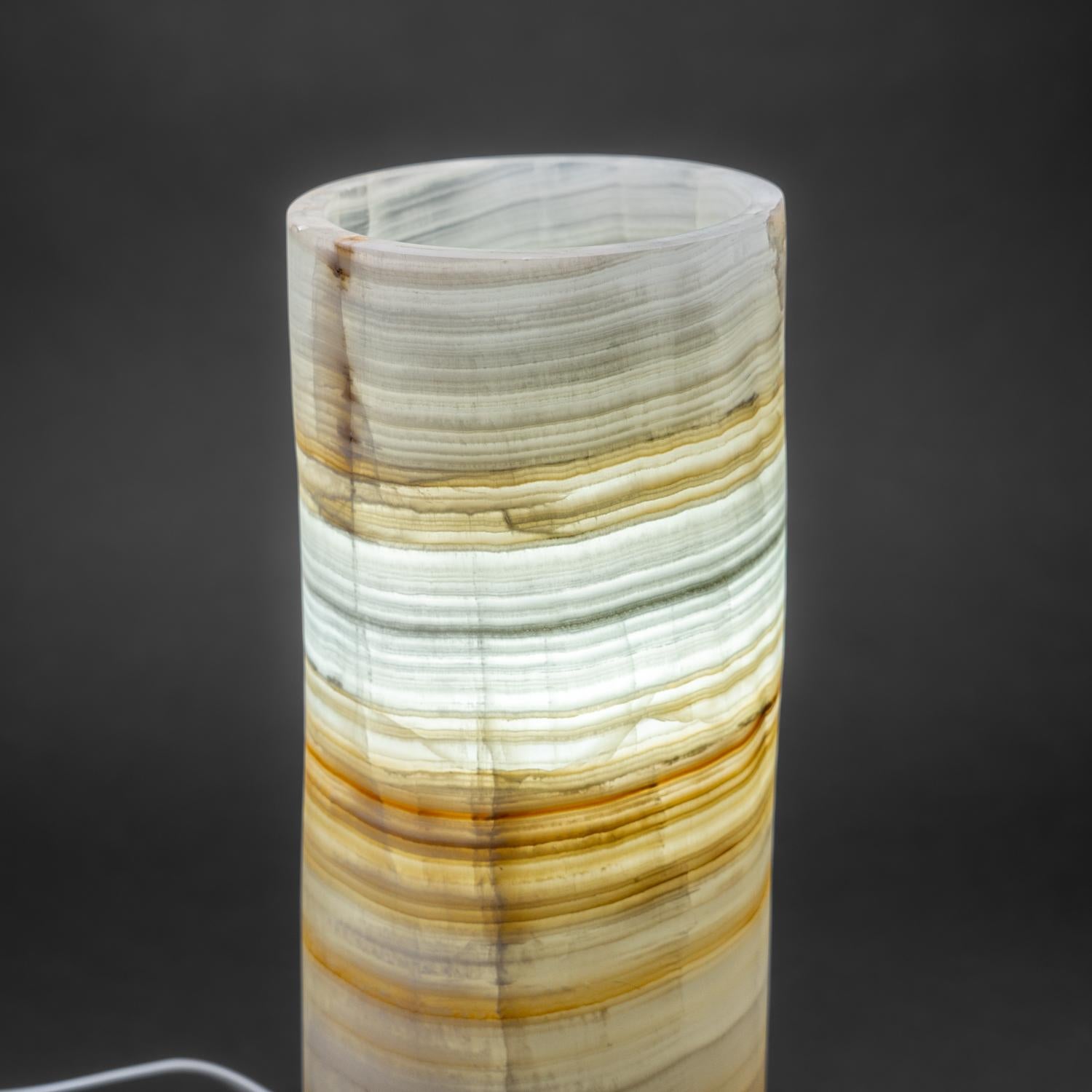 Questa bellissima lampada alta 14 pollici è realizzata in onice messicano naturale dal fascino sofisticato. La nostra lampada arcobaleno cilindrica farà un figurone in casa tua come accento perfetto per l'illuminazione di varie stanze. Nella