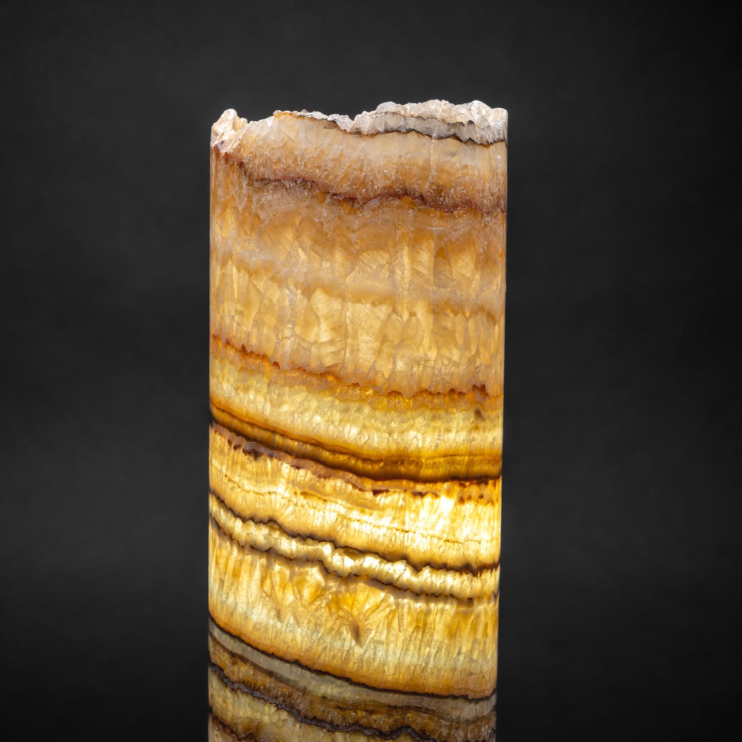 Questa bellissima lampada alta 17 pollici è realizzata in onice messicano naturale con un fascino sofisticato. La nostra lampada arcobaleno cilindrica farà un figurone in casa tua come accento perfetto per l'illuminazione di varie stanze. Nella