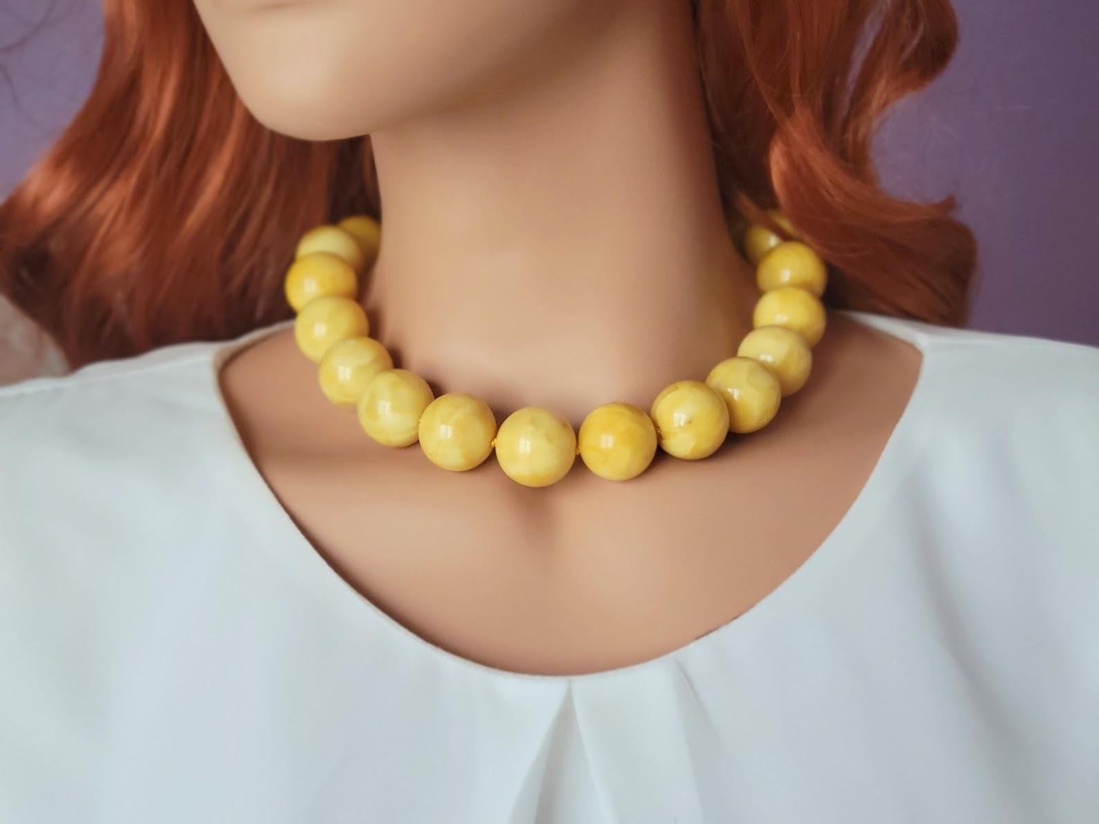 Perle Collier d'ambre baltique véritable jaune d'œuf royal, 20 perles rondes, 18″, 101.5 Grammes en vente