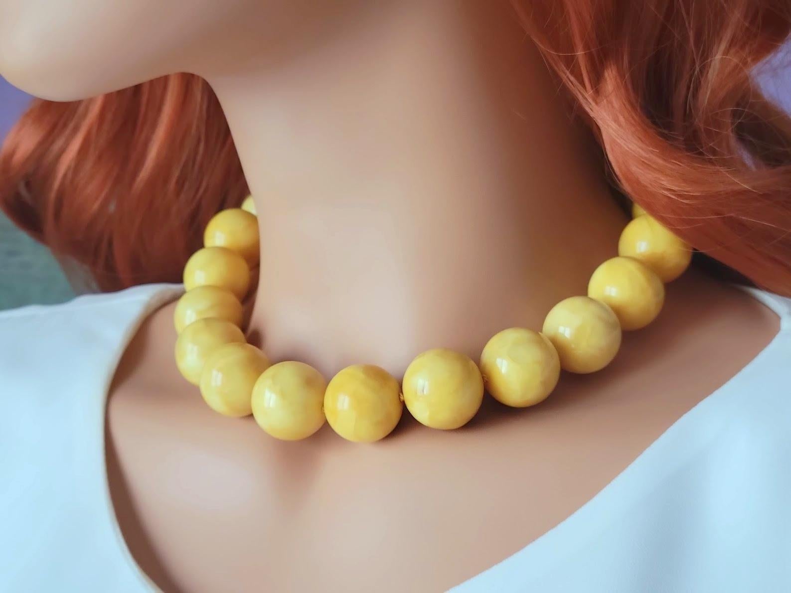 Collier d'ambre baltique véritable jaune d'œuf royal, 20 perles rondes, 18″, 101.5 Grammes Excellent état - En vente à Chesterland, OH