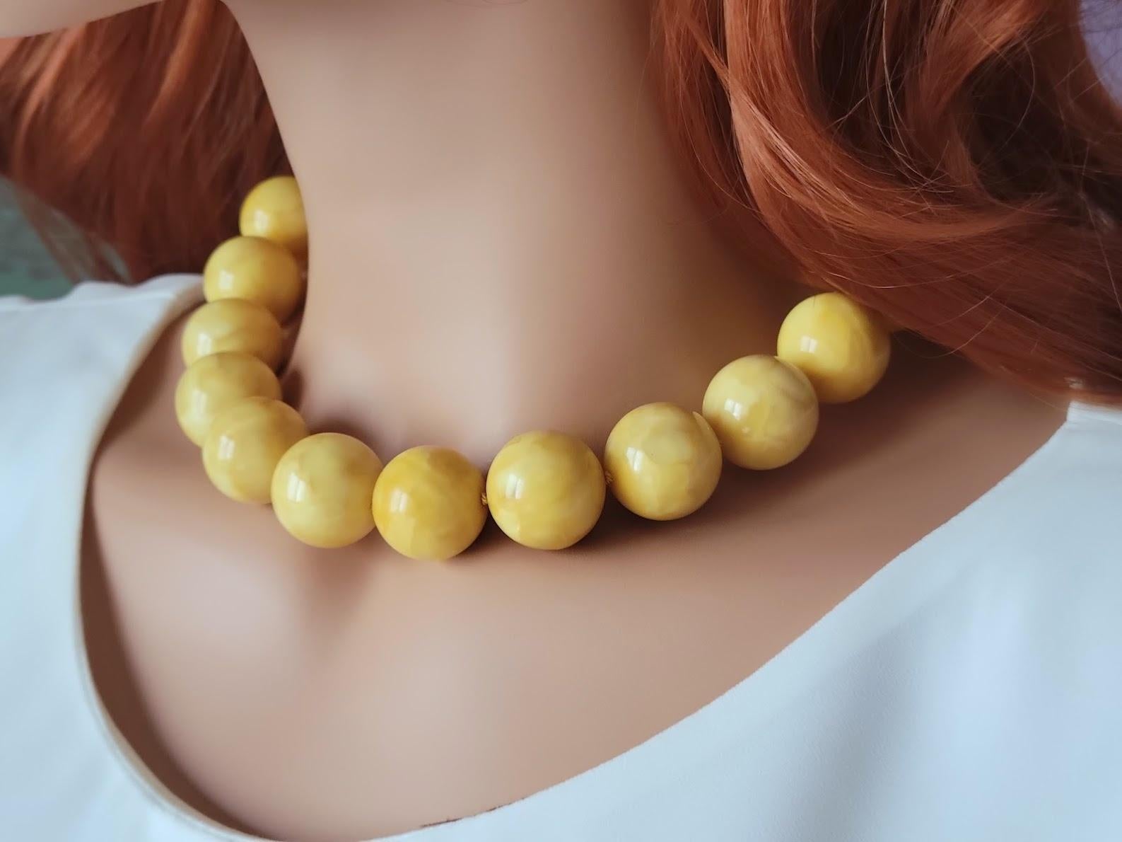 Collier d'ambre baltique véritable jaune d'œuf royal, 20 perles rondes, 18″, 101.5 Grammes en vente 1