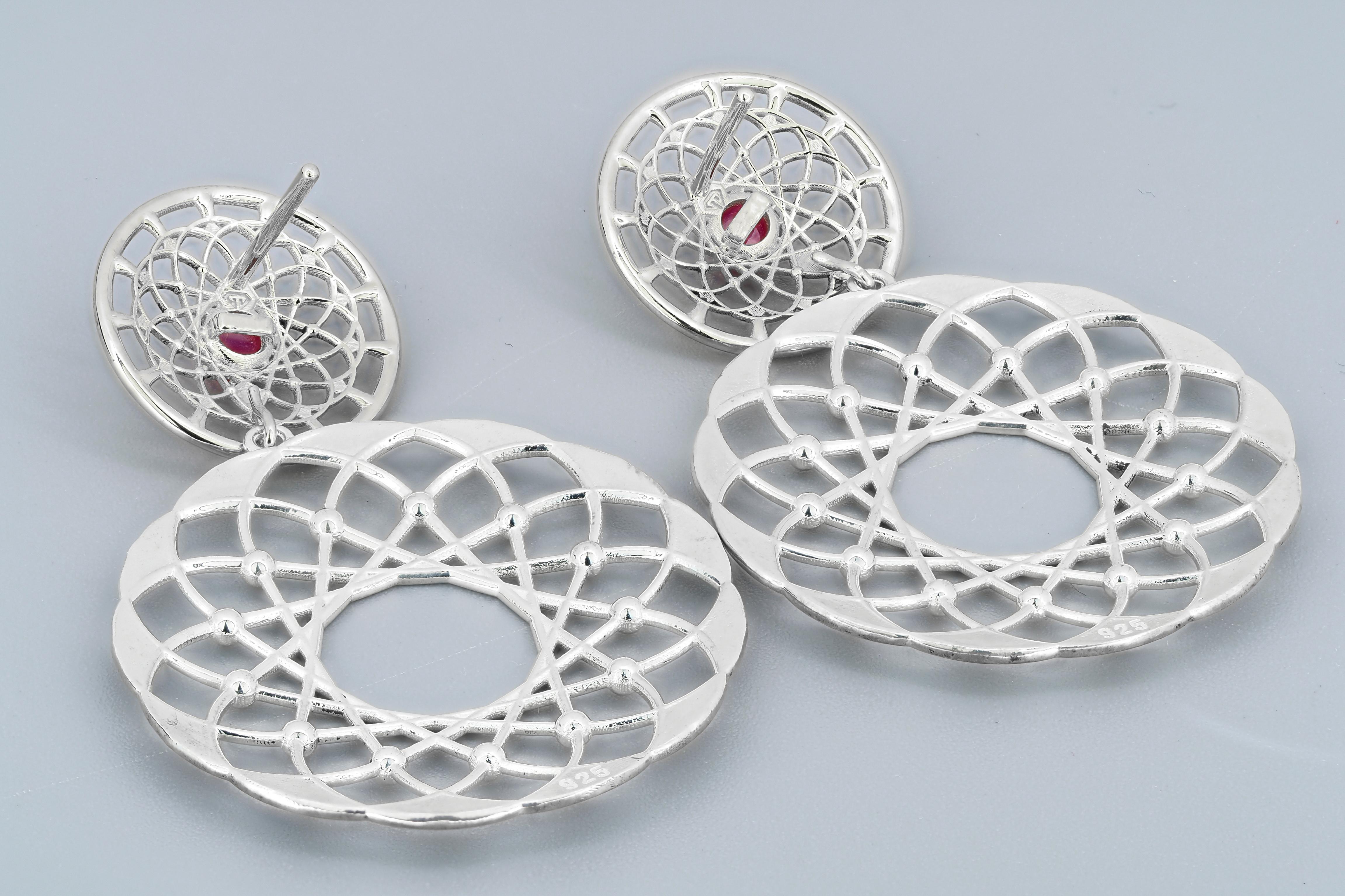 Orecchini con rubini autentici. Orecchini con rubino naturale. Orecchini massicci di diverso tipo con rubini - parte inferiore rimovibile.

Realizzato in argento 925  

Puoi indossare gli orecchini in diversi modi: come borchie (per indossarli tutti