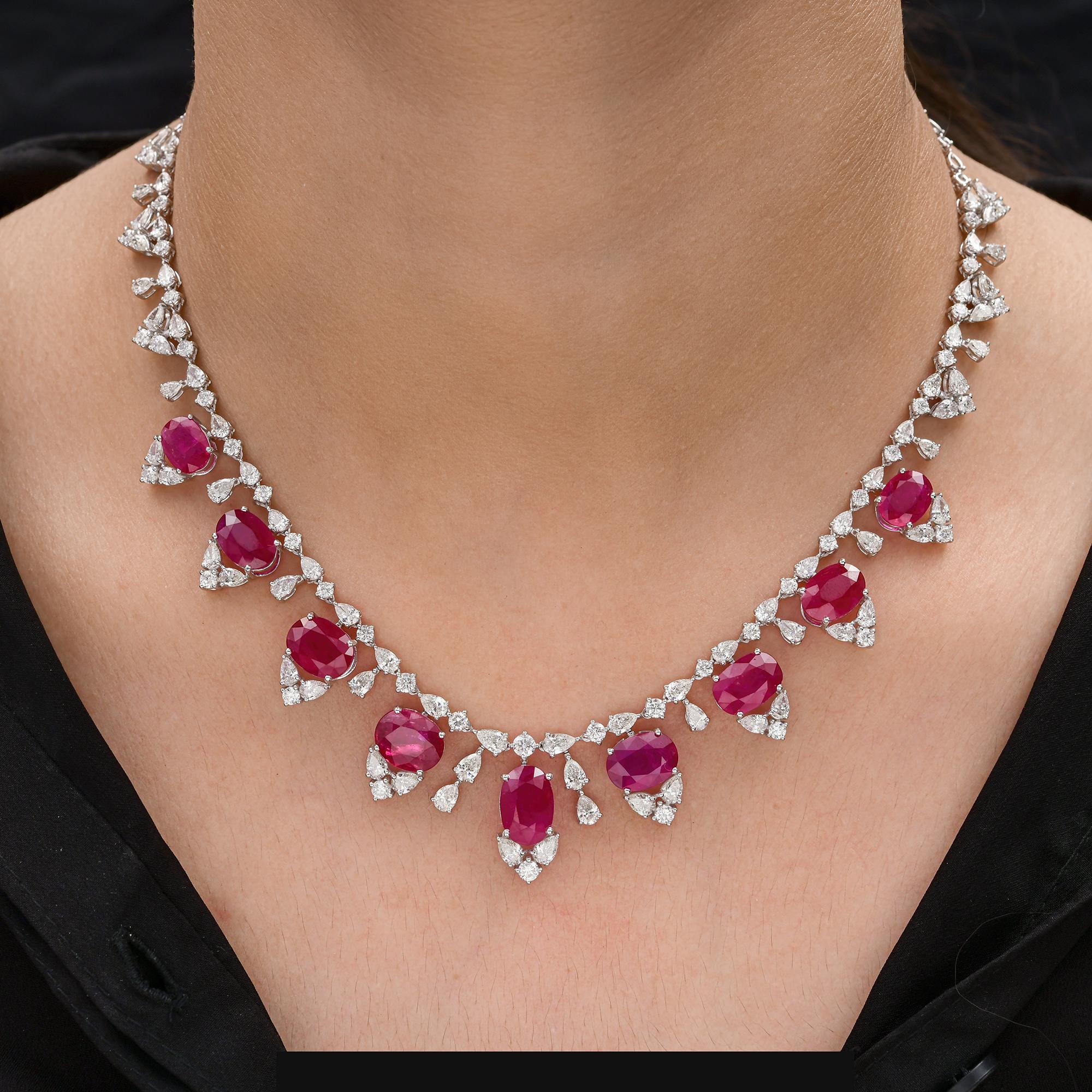 Echte Rubin 28,36 Ct Diamant 11,34 Ct 18 Karat Weißgold Hochzeitskette 
Dieses exquisite Collier präsentiert eine harmonische Mischung aus tiefroten Rubinen im Ovalschliff und weißen Brillanten, die in hochwertiges 18-Karat-Weißgold gefasst sind.