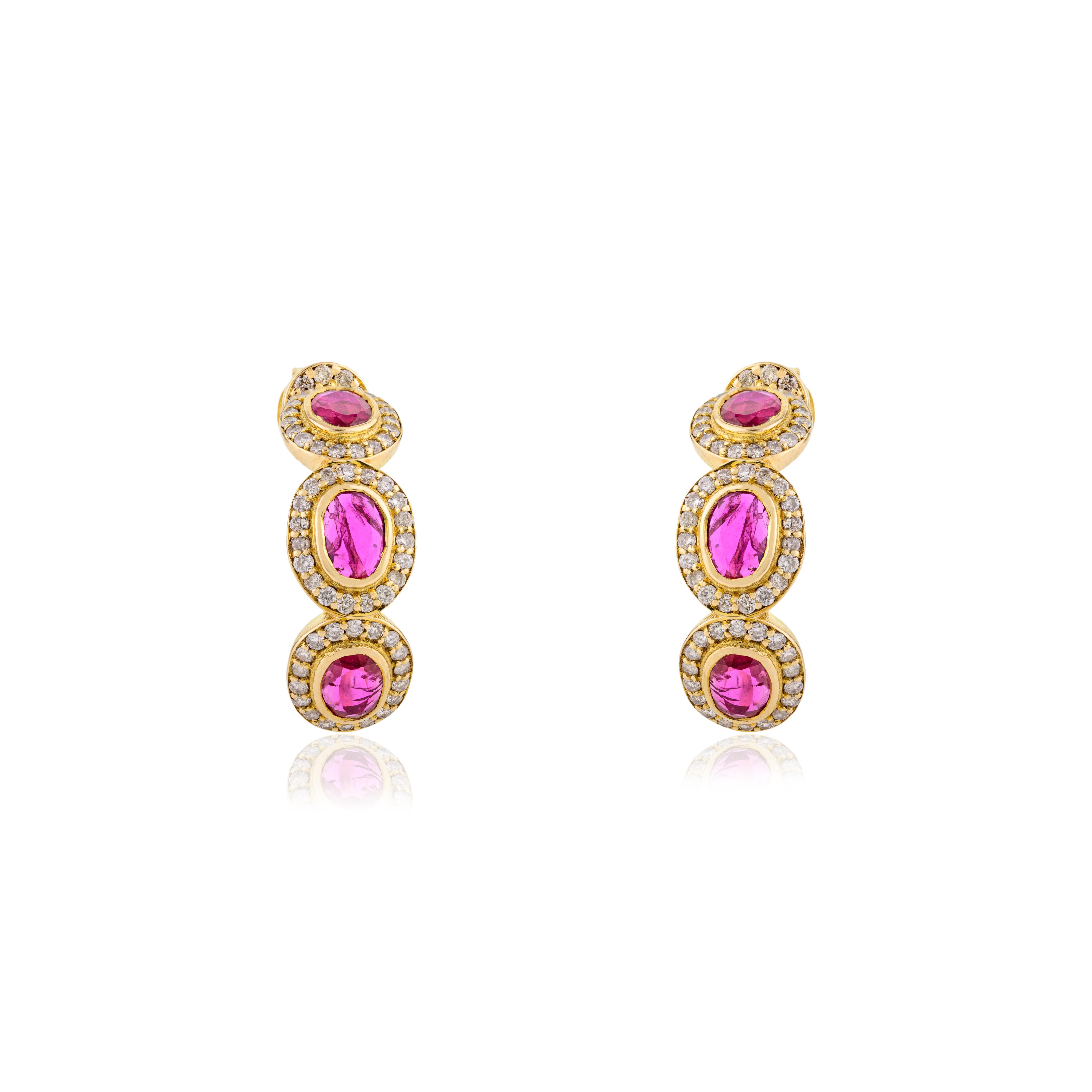 Contemporain Boucles d'oreilles de mariage en or jaune 18 carats avec diamants et rubis véritables. en vente