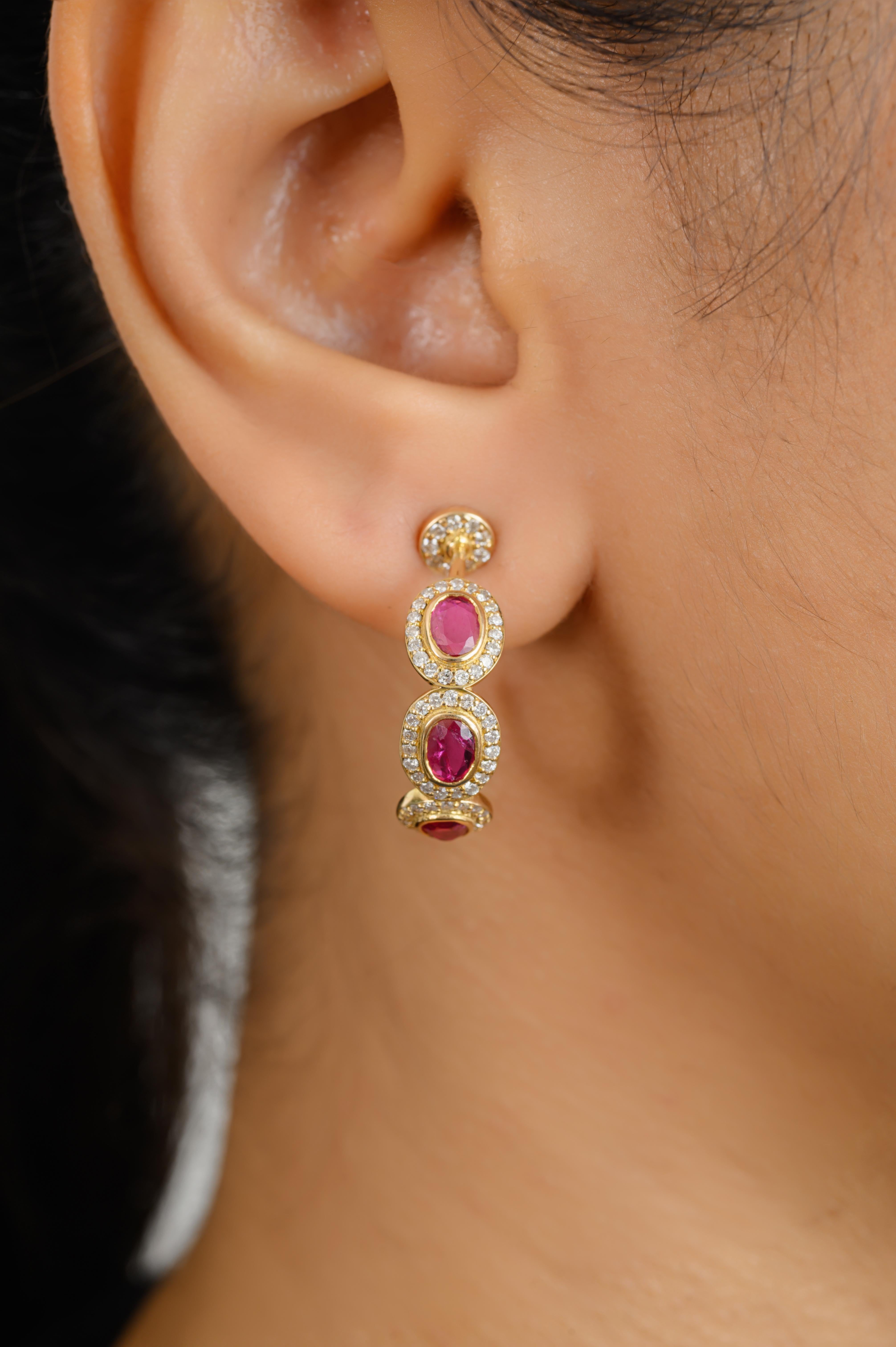 Taille ovale Boucles d'oreilles de mariage en or jaune 18 carats avec diamants et rubis véritables. en vente