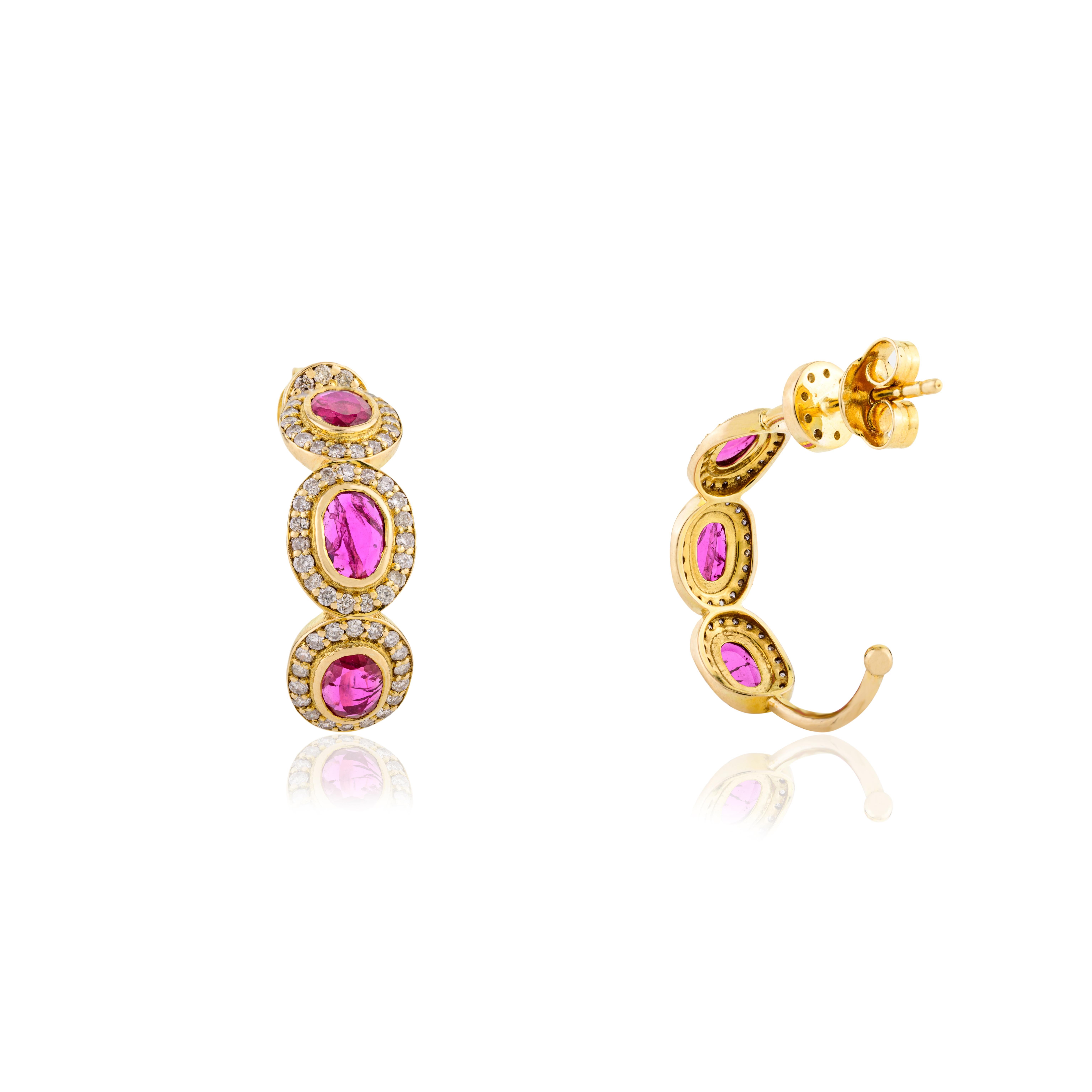 Boucles d'oreilles de mariage en or jaune 18 carats avec diamants et rubis véritables. Neuf - En vente à New York, NY