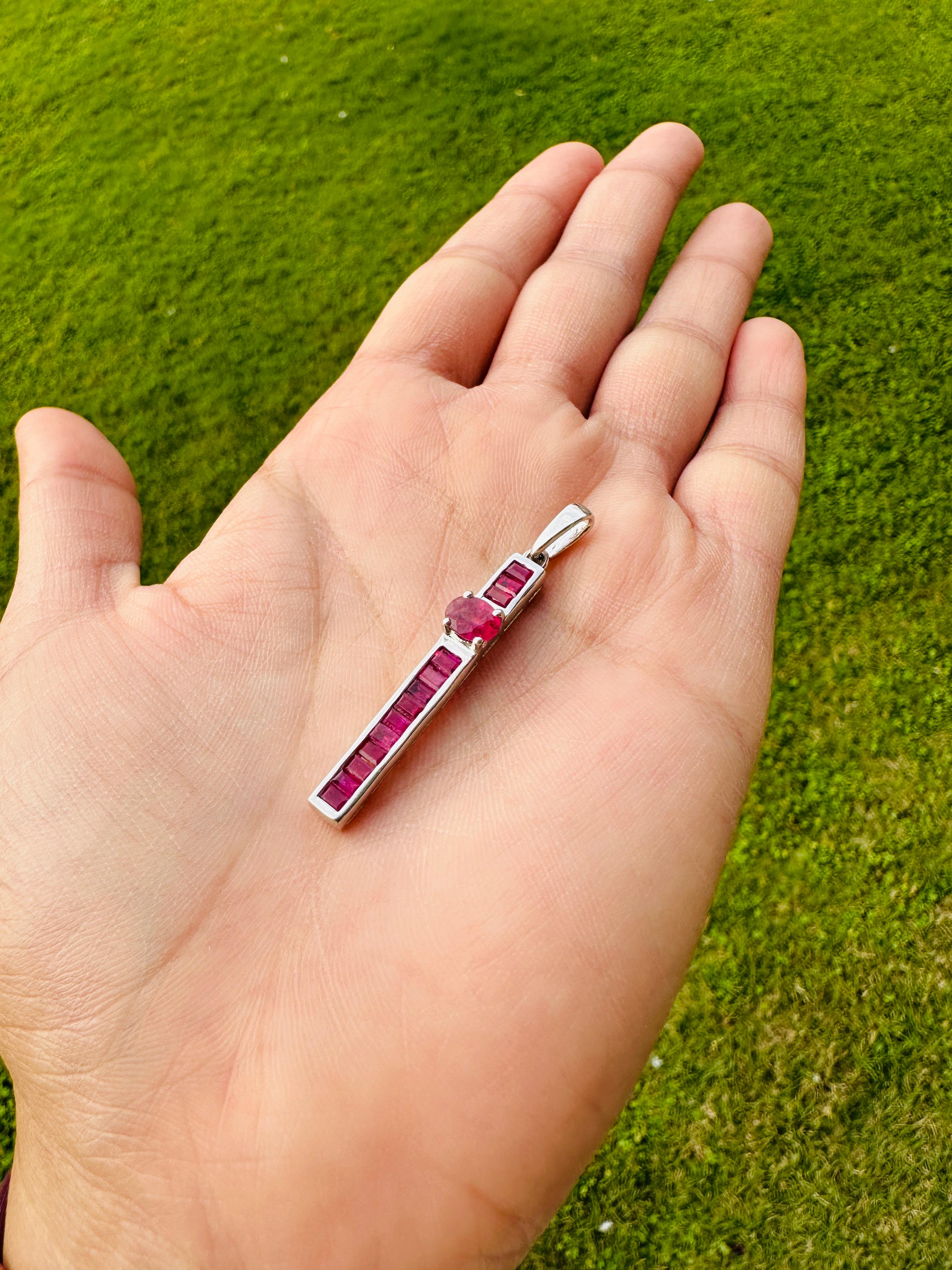 Ciondolo lungo in argento Sterling Ruby autentico Regali unisex in argento sterling tempestati di rubini ovali. Questo splendido gioiello eleva immediatamente un look casual o un abito elegante. 
Il rubino migliora le capacità intellettuali della