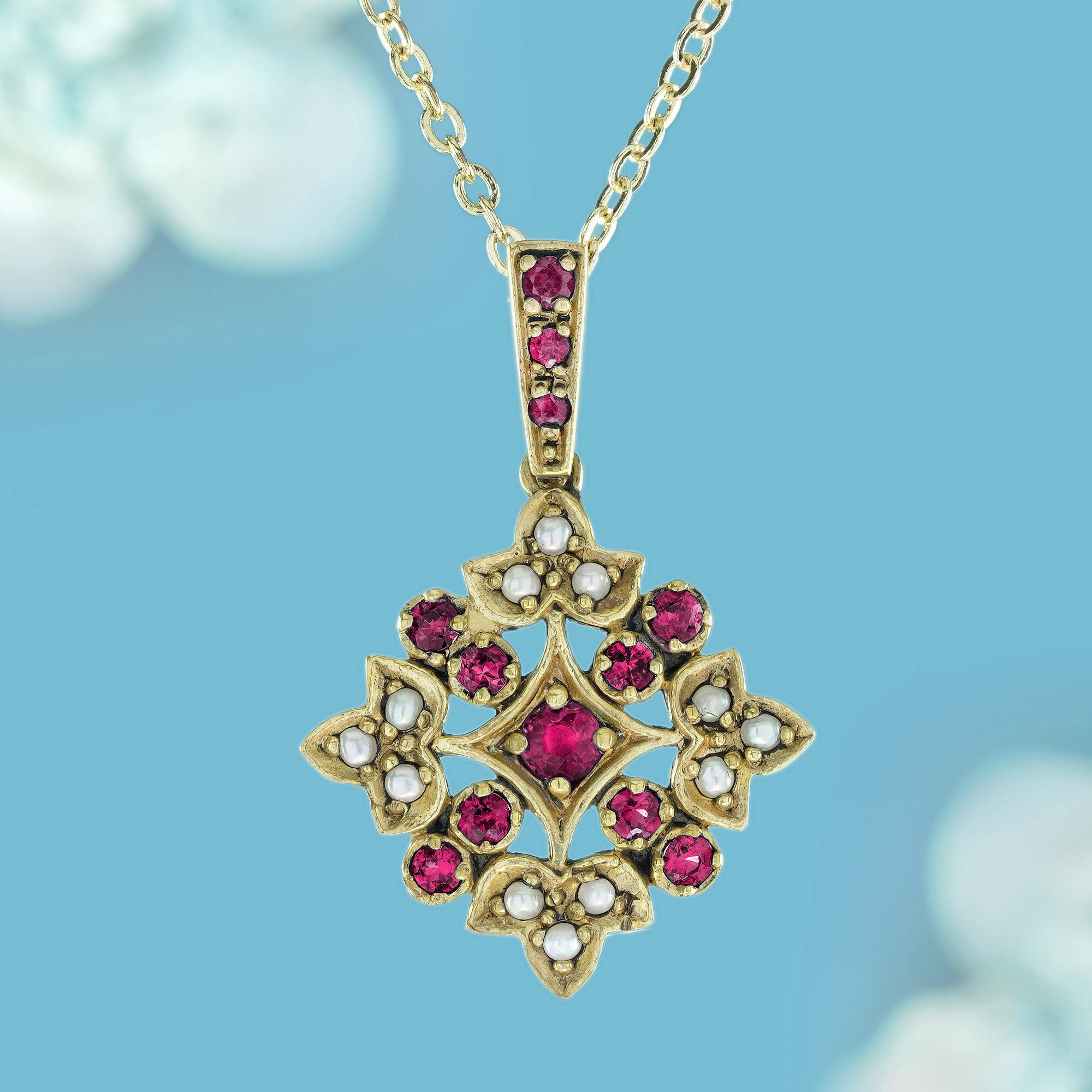 Unser Anhänger mit natürlichem Rubin und Süßwasserperle im Vintage-Stil aus massivem Gold verbindet Eleganz mit zeitlosem Charme. Dieser mit viel Liebe zum Detail handgefertigte Anhänger besticht durch sein florales Design, in dessen Mittelpunkt ein