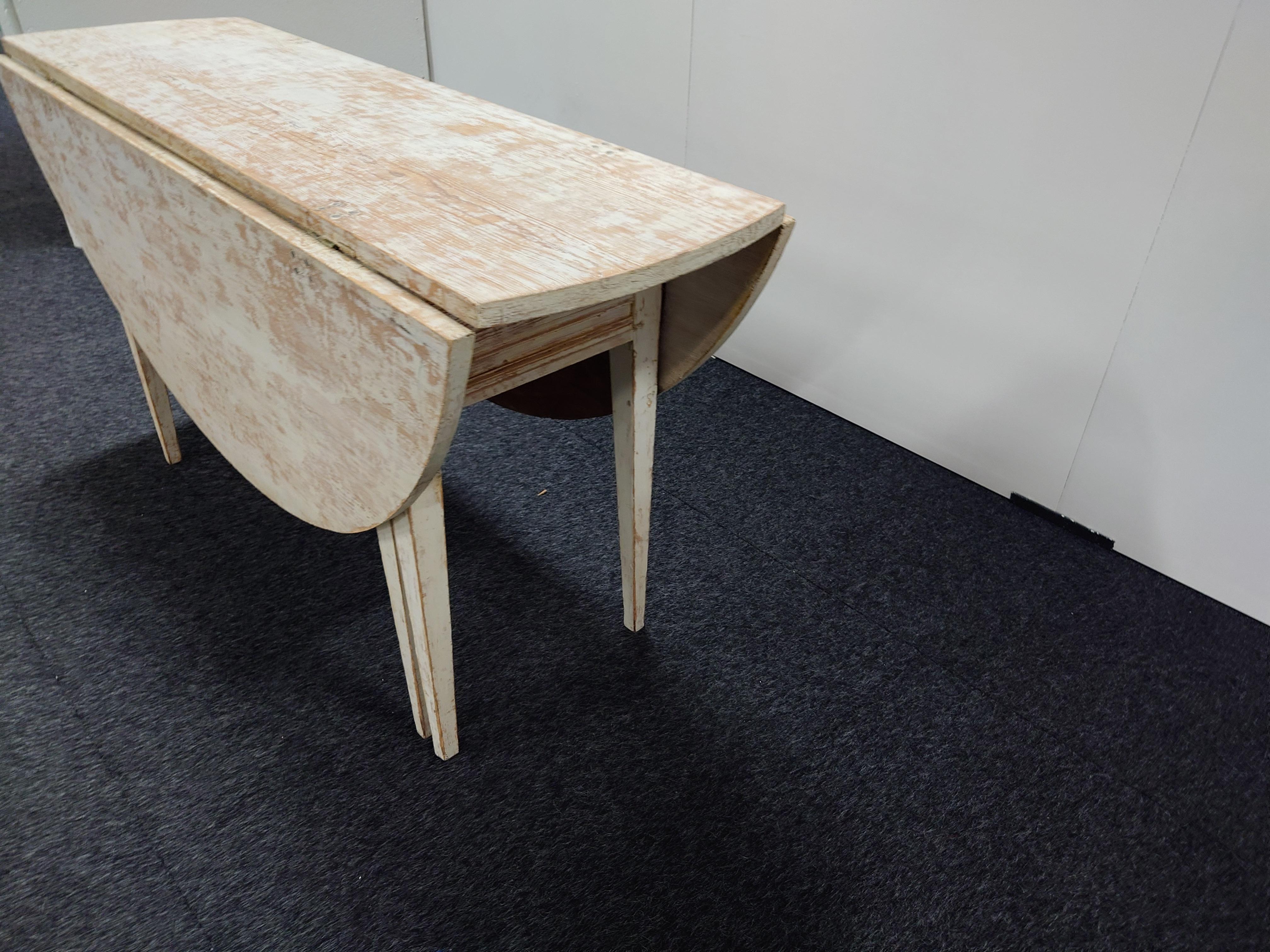 Sculpté à la main Véritable table à abattant rustique antique de style gustavien  Couleur d'origine du pays. en vente