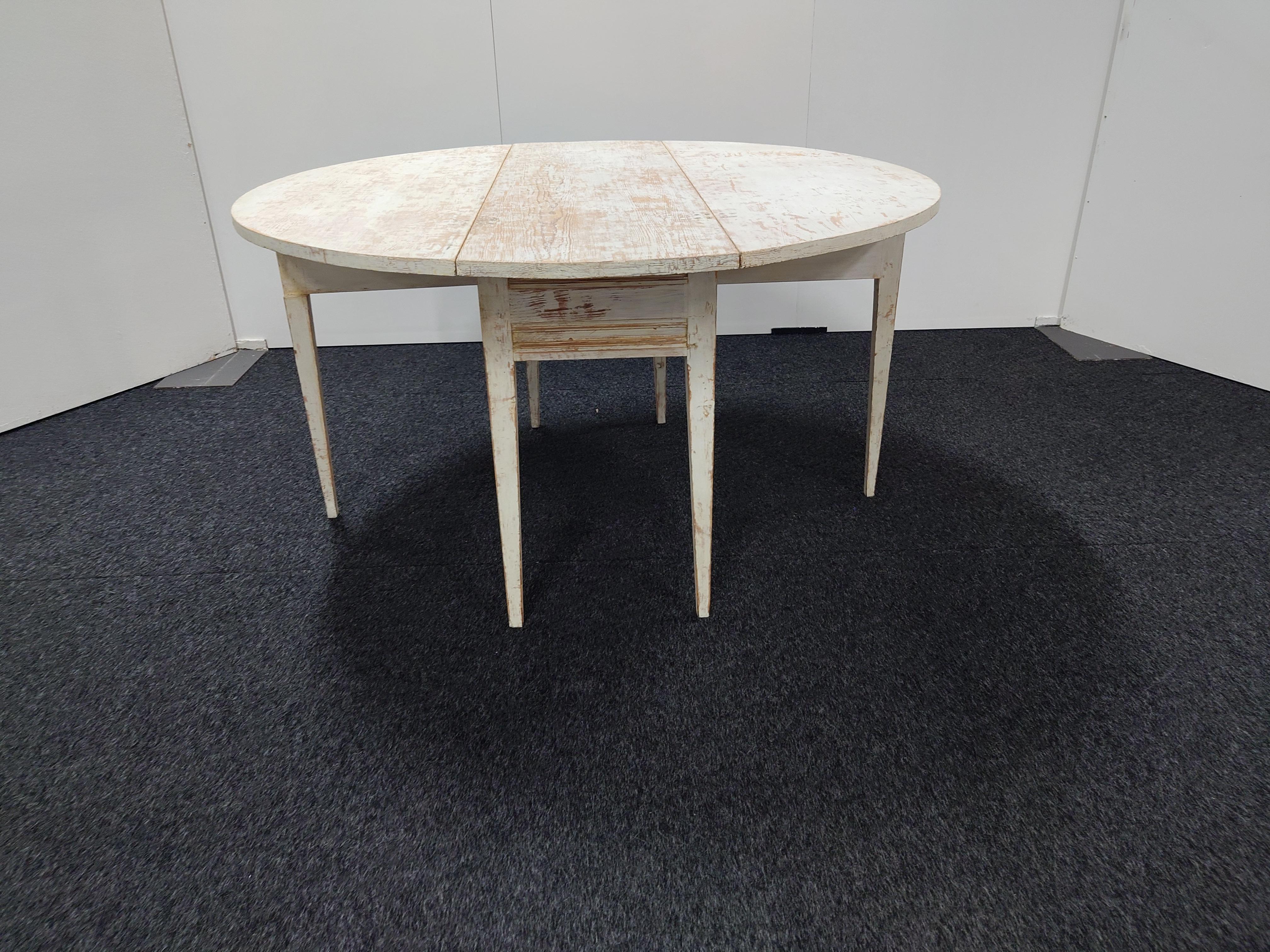 Pin Véritable table à abattant rustique antique de style gustavien  Couleur d'origine du pays. en vente