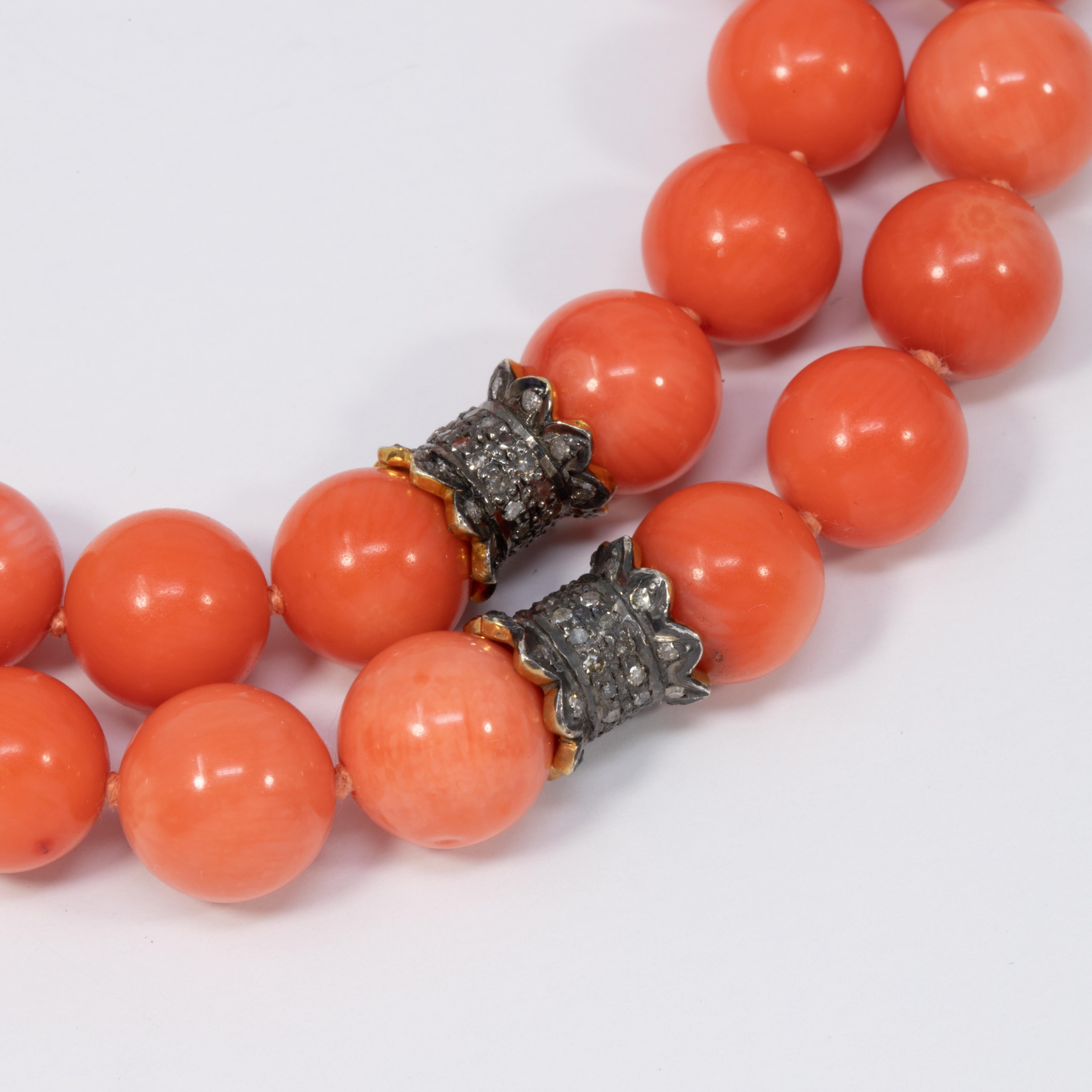 Echte lachsfarbene Korallenperlen und Diamanten geknotete Kette Doppelstrang Goldkette (Perle) im Angebot