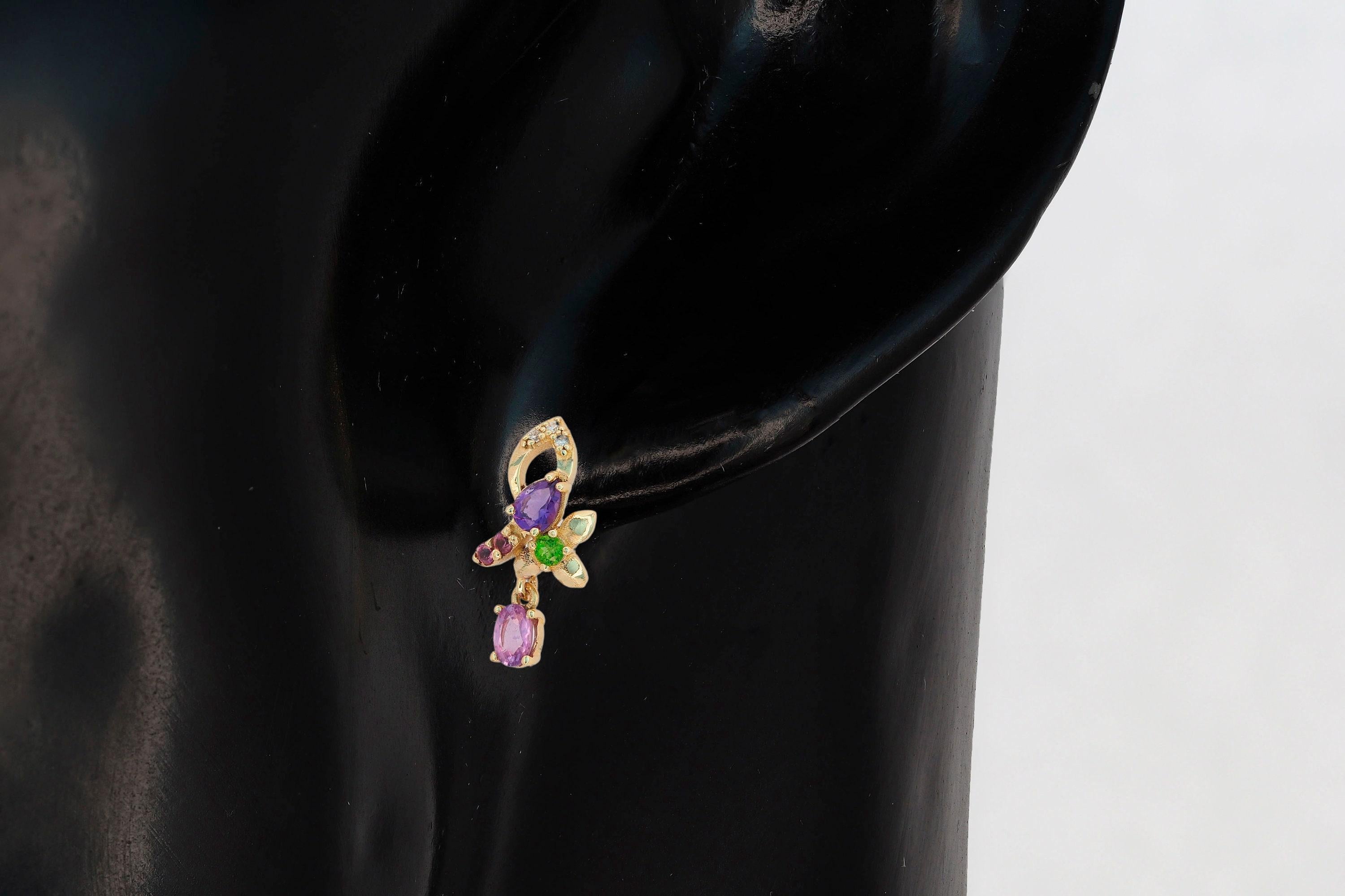 Genuine sapphire earrings studs in 925 silver.

Metal type: 925 silver
Weight: 2.40 g.
Size: 16 x 8 mm.

Set with sapphires - 2 pieces, color - pink
Oval cut, approx 1.2 ct. in total
Clarity: Transparent with inclusions.

Surrounding