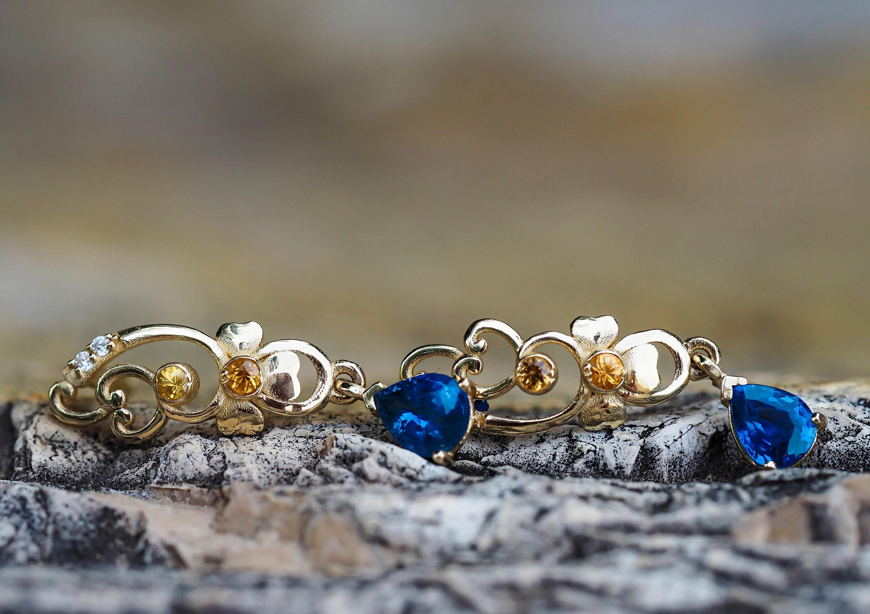Genuine sapphire earrings studs in 925 silver

Metal type: 925 silver
Weight: 2.30 g.
Size: 22.5 x 6 mm.

Set with sapphires - 2 pieces, color - blue
Pear cut, approx 1.2 ct. in total
Clarity: Transparent with inclusions.

Surrounding