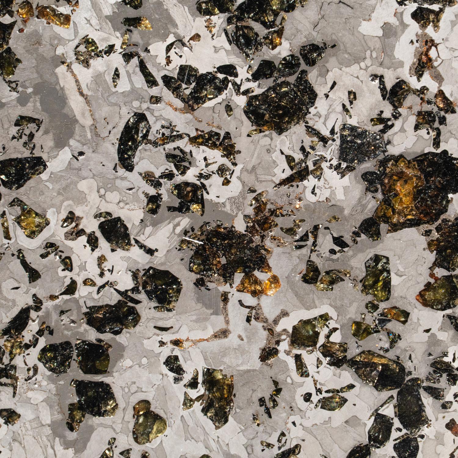Die Pallasite sind eine Klasse von Stein-Eisen-Meteoriten. Er besteht aus zentimetergroßen Olivinkristallen von Peridotqualität in einer Eisen-Nickel-Matrix. In gröberen Metallbereichen entstehen beim Ätzen Widmanstätten-Muster. Kleinere