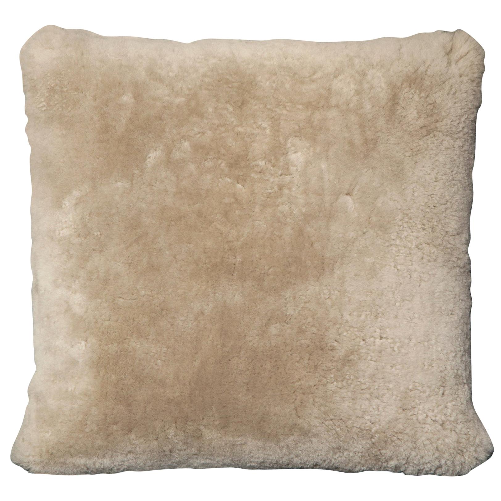 Cuscino personalizzato in vero shearling di colore taupe