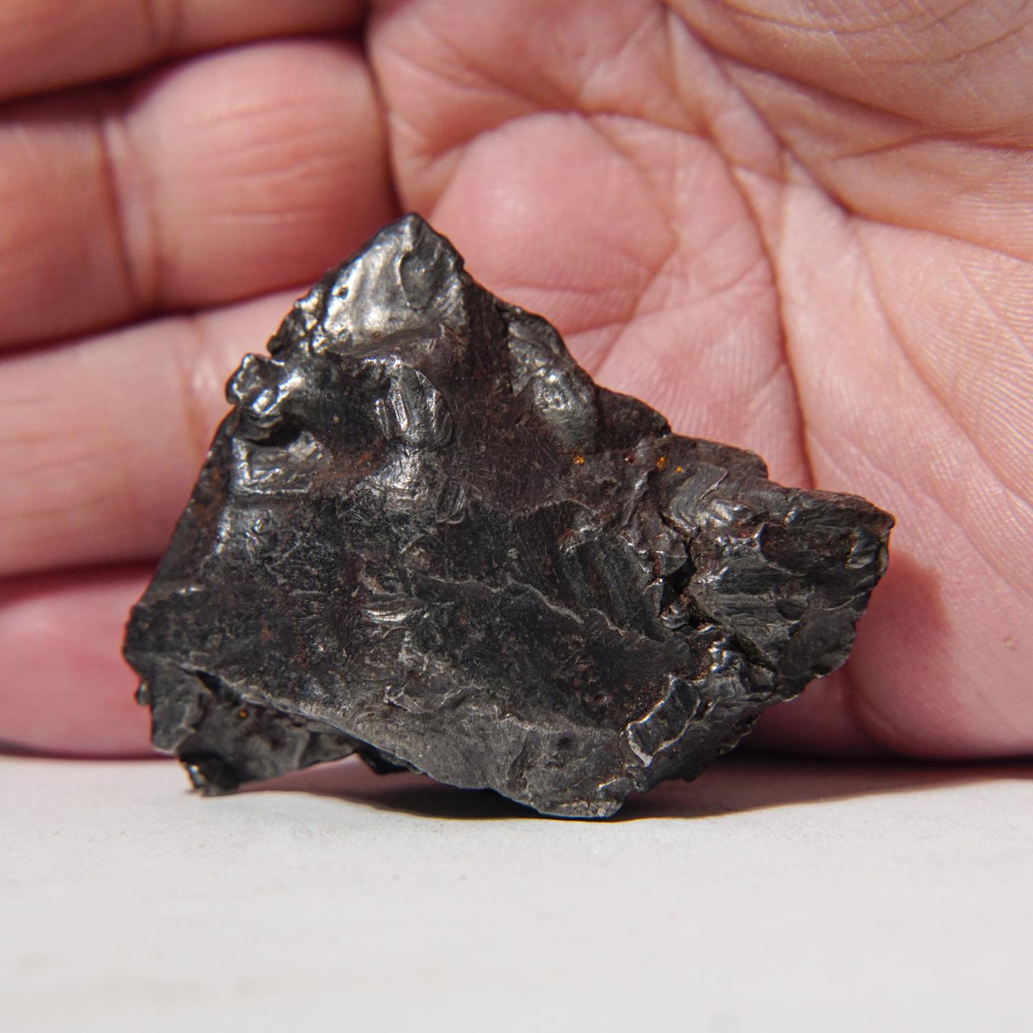 Un meteorite di ferro è caduto sui monti Sikhote-Alin, nel sud-est della Russia, nel 1947. Sebbene in precedenza fossero state osservate cadute di meteoriti di ferro di grandi dimensioni e ne fossero stati recuperati dei frammenti, mai prima d'ora
