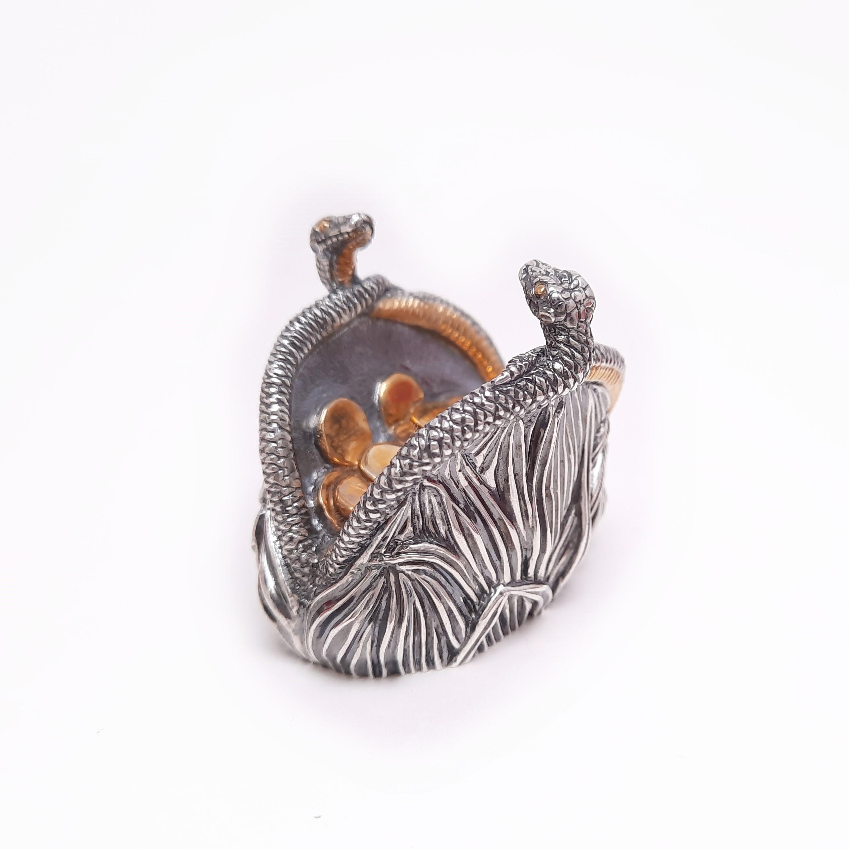 MOISEIKIN's animal miniature is unique and creative in the idea. This Genuine Silver Snake Fortune Purse is full of leaf engravings that embody the Snake protecting the treasure. Being a symbol of luck and wealth as well as healing, Snake has been