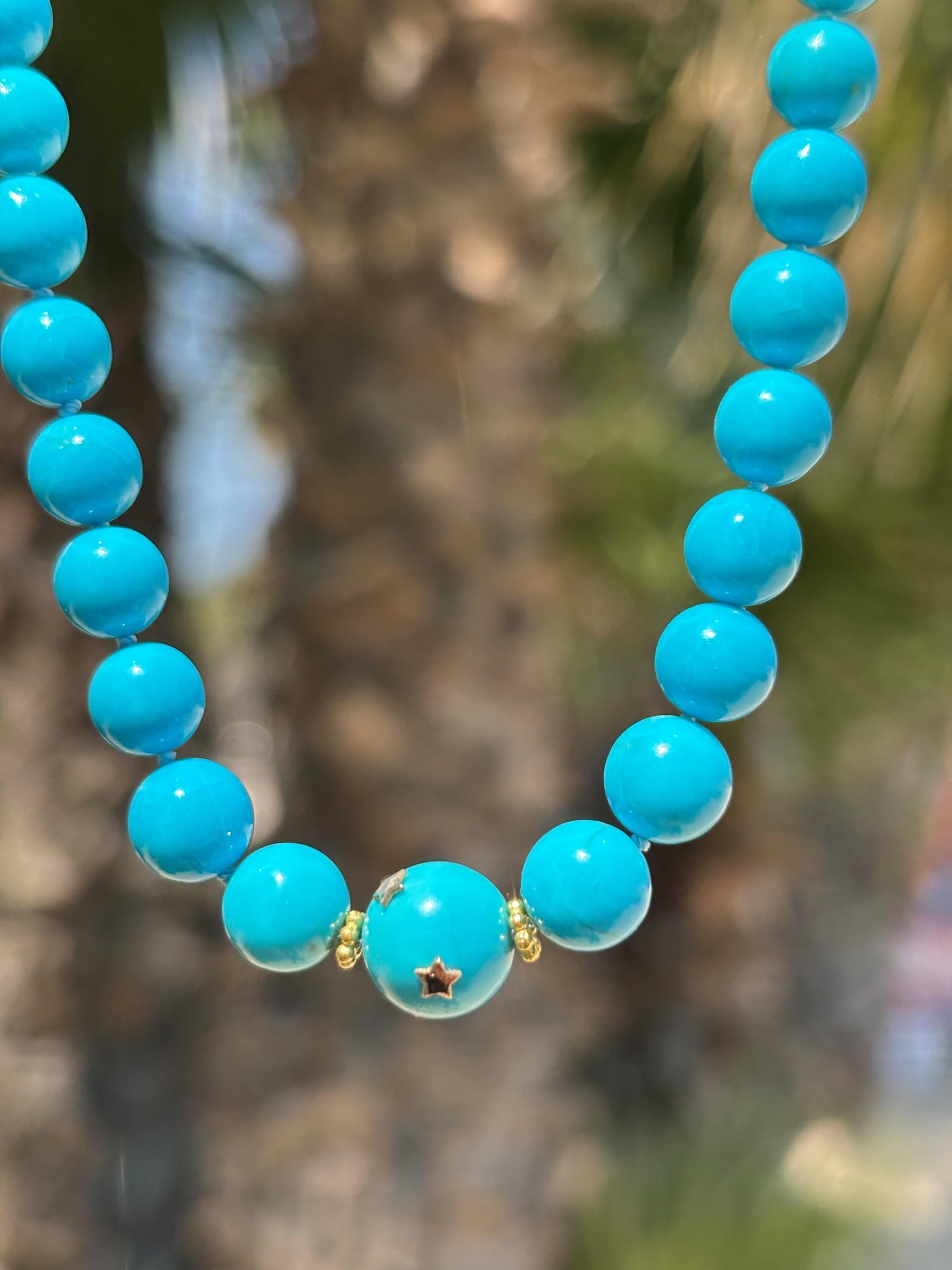 Un collier royal fait à la main avec des turquoises de la Belle au bois dormant extrêmement rares et pures, accompagné d'une perle faite à la main en or jaune 14K et d'un fermoir à boucle assorti en or jaune 14K.

** Veuillez noter que ce collier