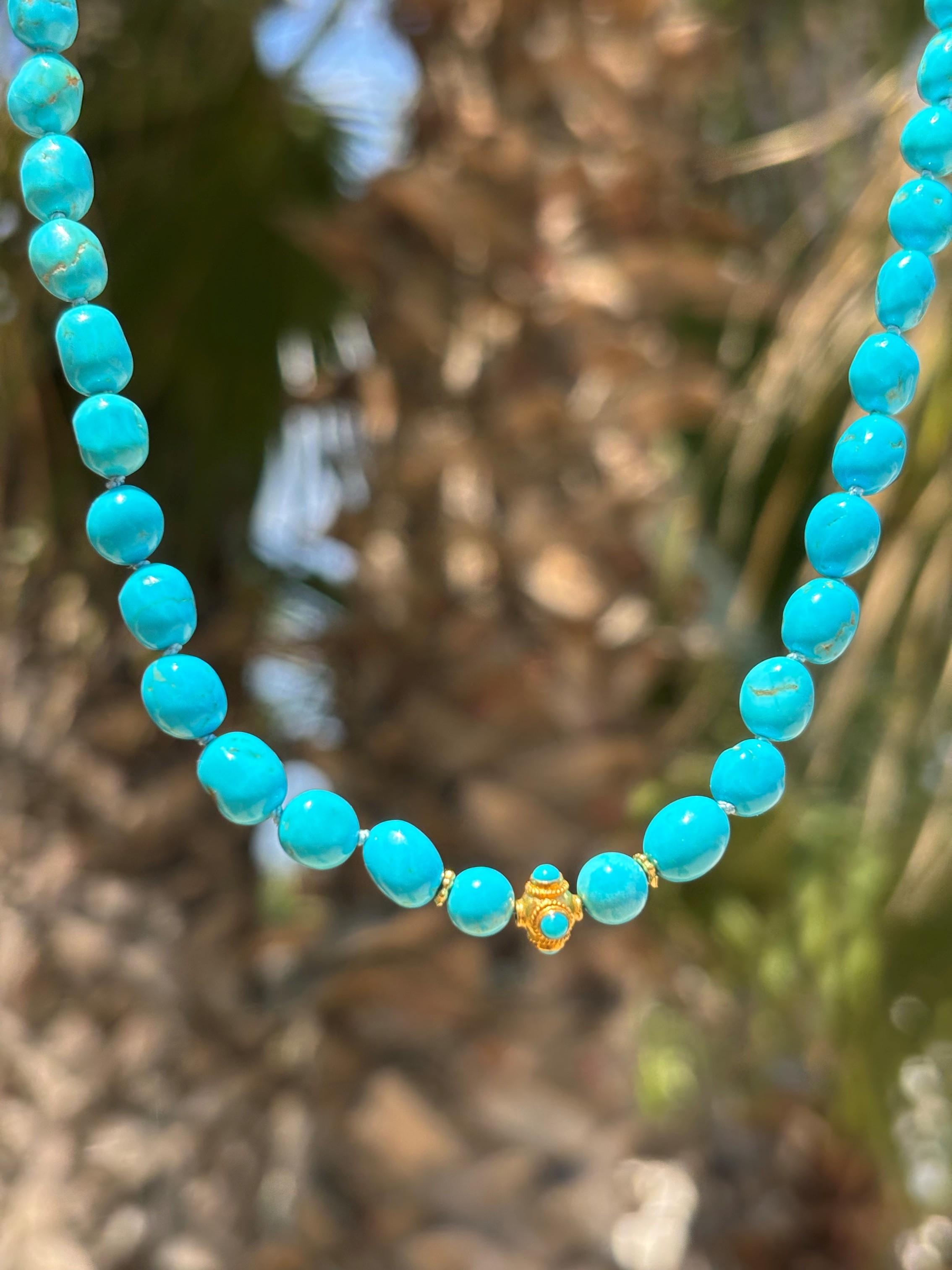 Un collier royal de 18,9 pouces de long, fait à la main, avec des turquoises de la Belle au bois dormant extrêmement rares et fines. Ce collier est composé de véritables turquoises bleues Eleg de haute qualité provenant de la mine sleeping beauty en