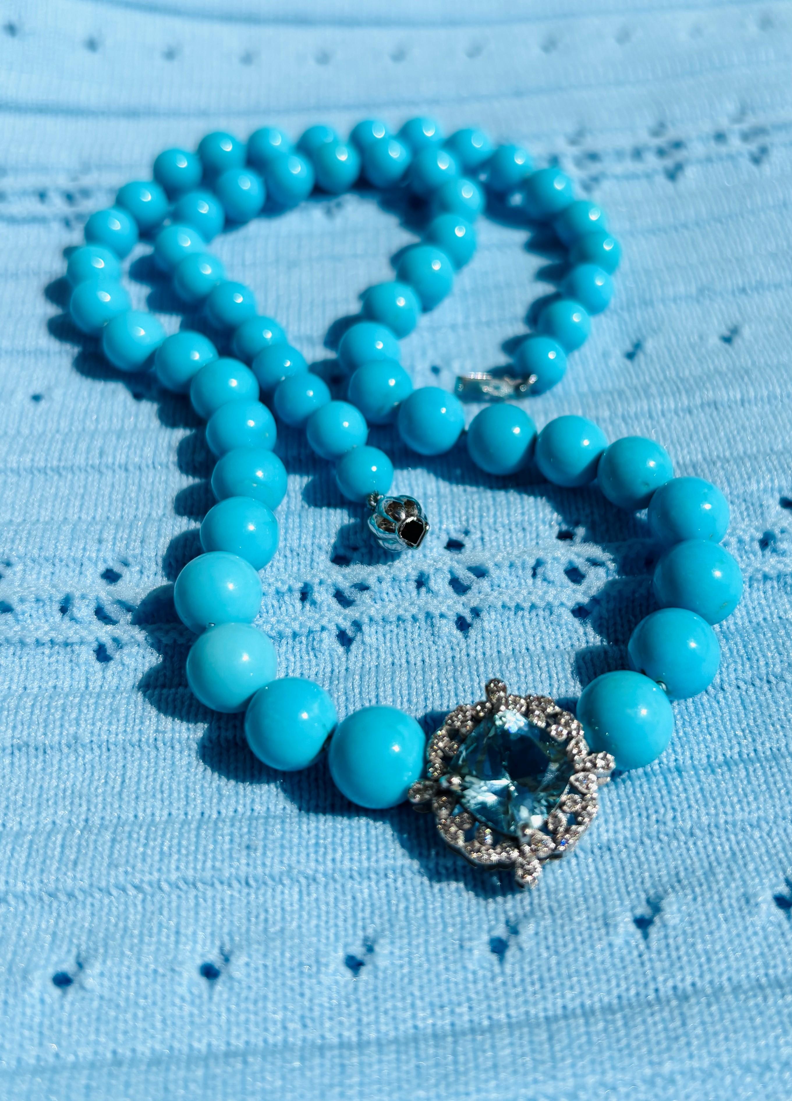 Una regale collana di perline con Turchese della Bella Addormentata di grandi dimensioni, con Turchesi della Bella Addormentata estremamente rari e della migliore qualità in una dimensione eccezionale. Rifinito con una scintillante acquamarina di