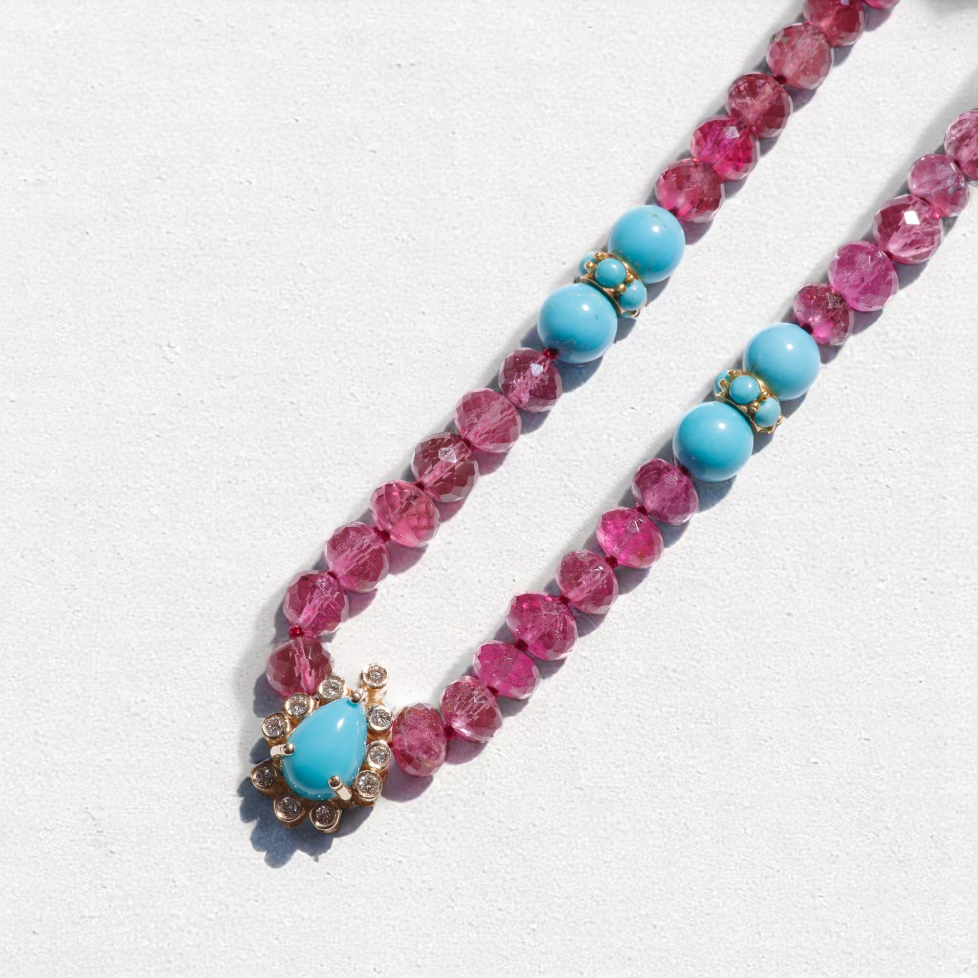 Una regale collana artigianale lunga 17 pollici con rarissimi e purissimi turchesi della Bella Addormentata e autentiche tormaline rosa rubellite provenienti dal Brasile. Questa collana presenta autentici turchesi Robinson Egg Blue di alta qualità