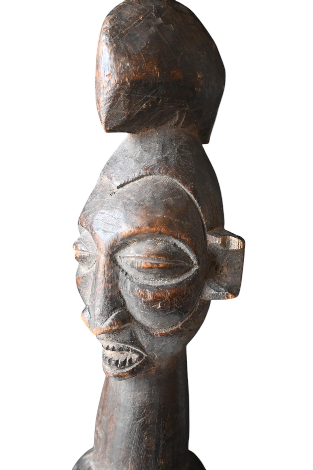Tribal Tambour fendu véritable de la tribu Yaka du Congo du début du 20e siècle en vente