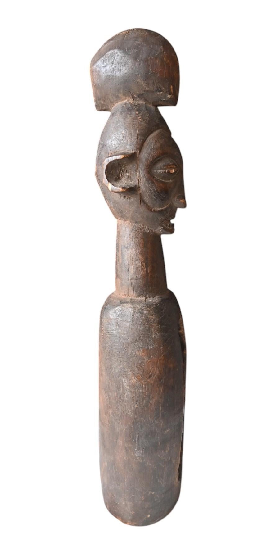 Congolais Tambour fendu véritable de la tribu Yaka du Congo du début du 20e siècle en vente