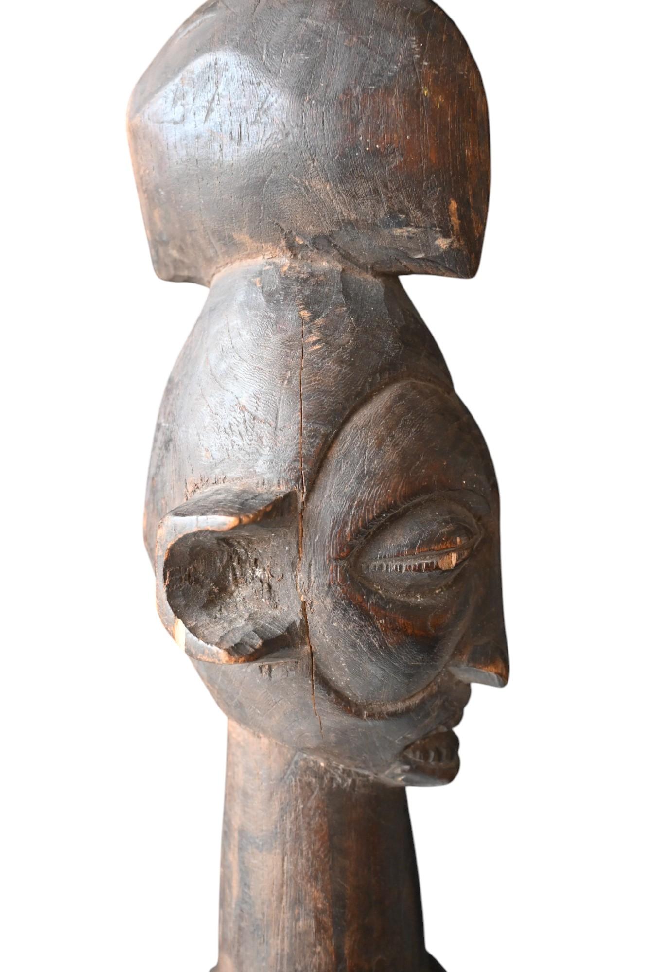 Sculpté à la main Tambour fendu véritable de la tribu Yaka du Congo du début du 20e siècle en vente