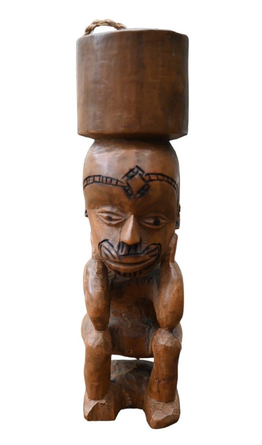 A rare Luluwa / Lulua / Bena Lulua Snuffbox/container, from the first half of the 20th century
Tribal aged patina
Small piece missing on the rigth foot, see pictures
Height 15 cm