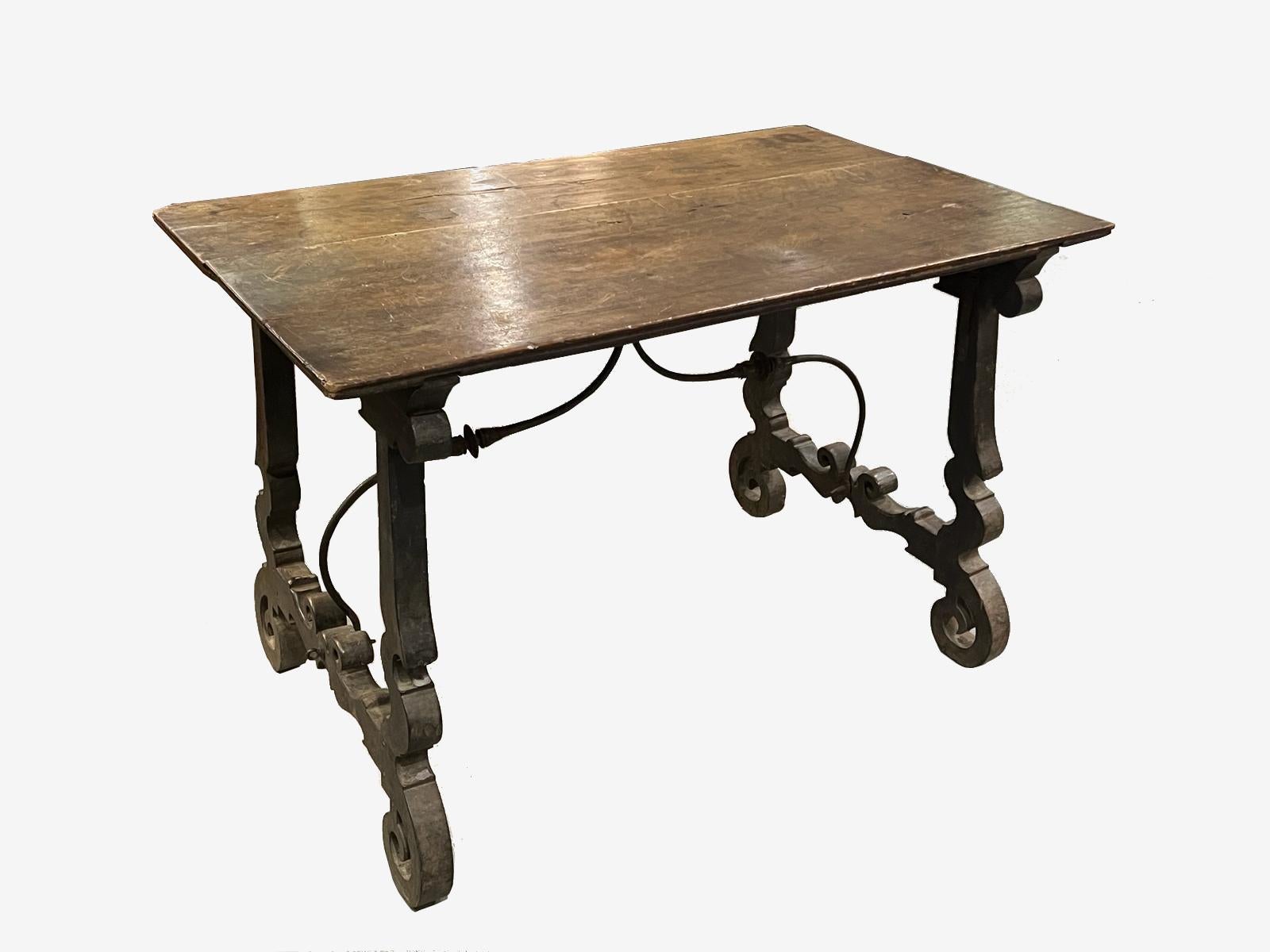Genuine Spanish table from the 1600s with folding trestle in first patina.

Original antique Spanish table
Late 1600s Spanish table in first patina, in excellent overall condition and of excellent craftsmanship.
Original antique Spanish table in