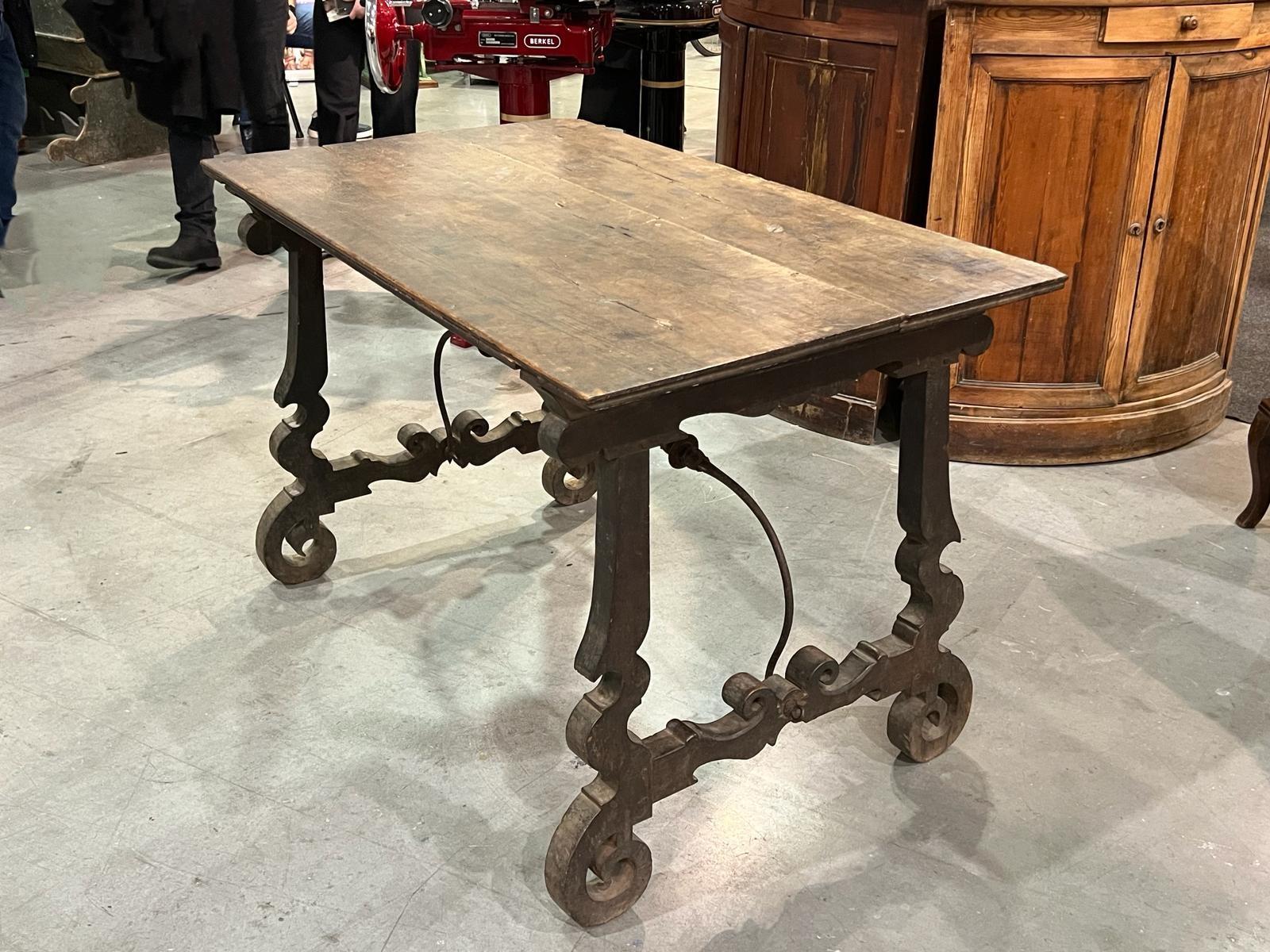 Genuine Spanish table from the 1600s with folding trestle in first patina. For Sale 4
