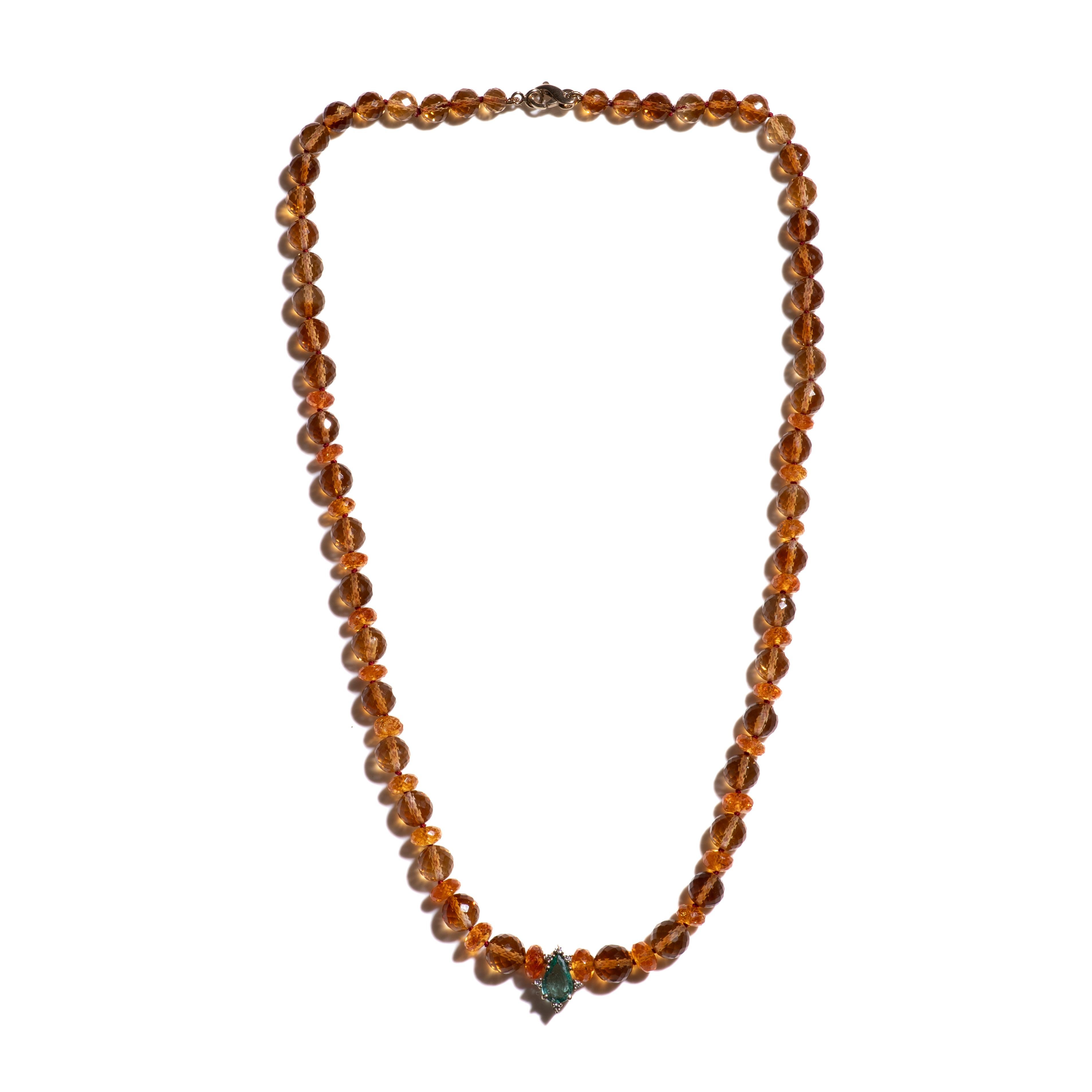 Una scintillante collana di citrino gigante con granati spessartine estremamente rari e puri. Questa collana presenta autentici citrini gialli brillanti di alta qualità, delicatamente infilati insieme a granati spessartina, smeraldo zambiano,