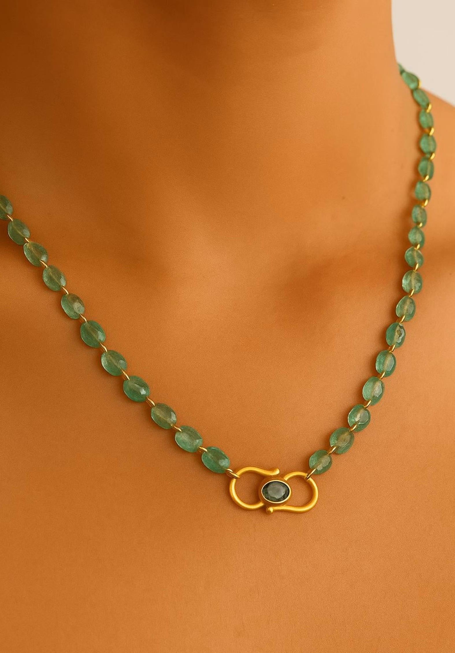 Un chef-d'œuvre intemporel : Collier d'émeraudes en or 14K

Élevez votre élégance avec ce collier d'émeraudes étincelant de 21 pouces, réalisé en or 14 carats radieux. Conçue pour se draper gracieusement le long du décolleté, cette pièce exquise est