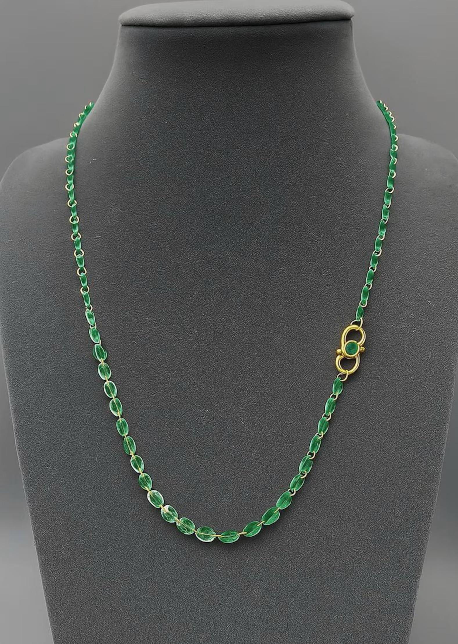 Taille coussin Collier en or jaune 14K avec émeraude véritable étincelante en vente