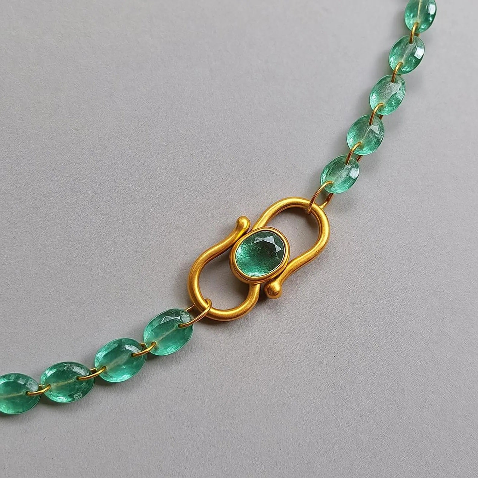 Collier en or jaune 14K avec émeraude véritable étincelante en vente