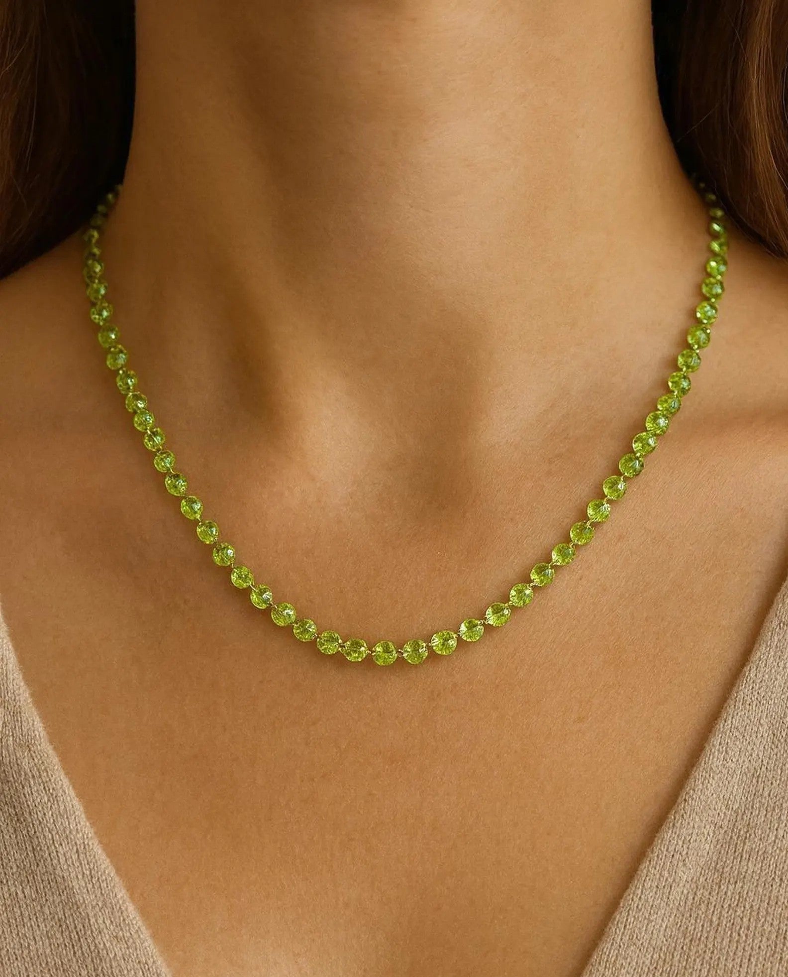 Un chef-d'œuvre intemporel : Collier de péridots en or 14K

Élevez votre élégance avec ce collier de péridots étincelant, réalisé en or 14 carats radieux. Conçue pour se draper gracieusement le long du décolleté, cette pièce exquise est une