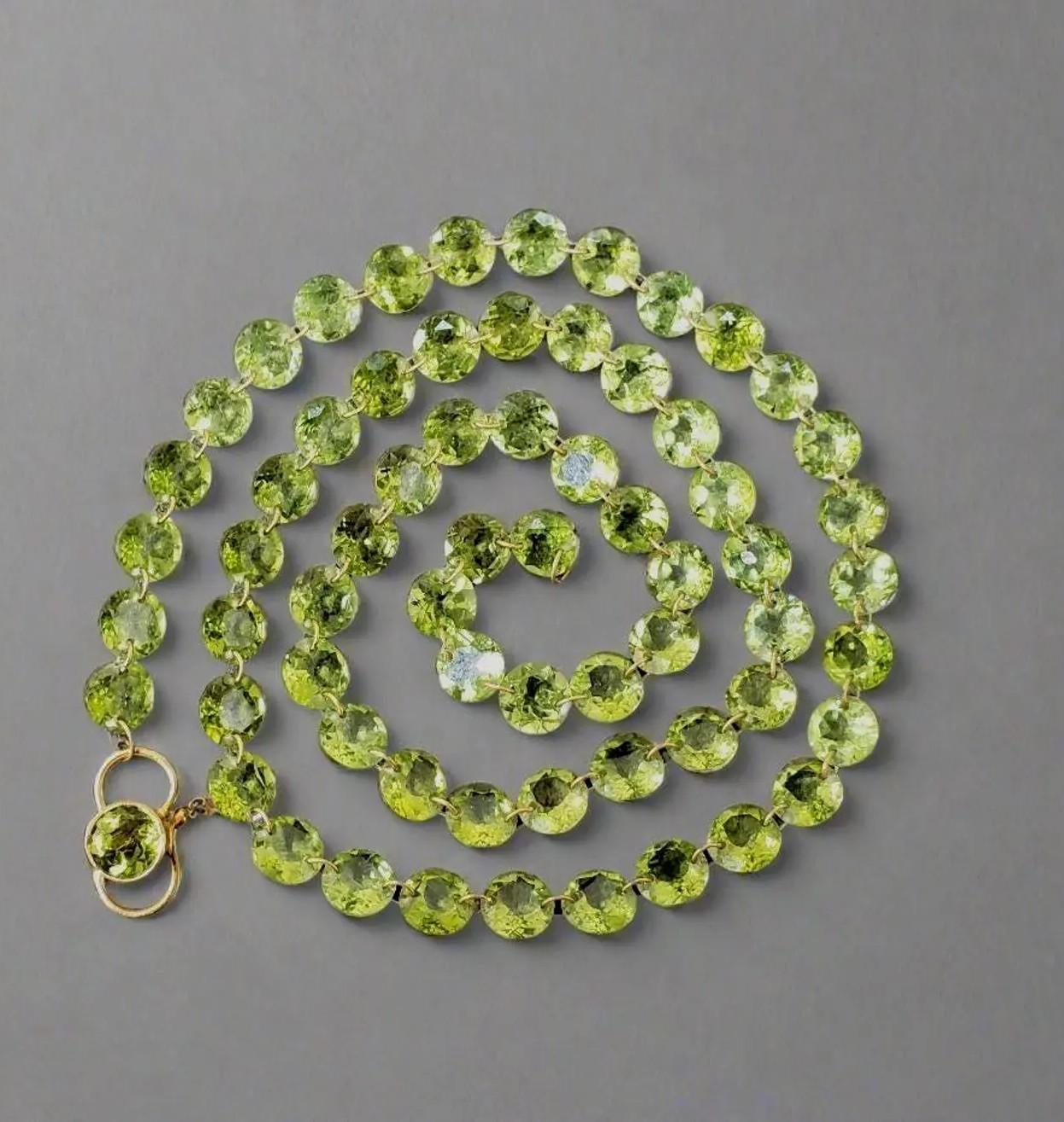 Taille coussin Véritable péridot vert étincelant Collier en or jaune 14K en vente