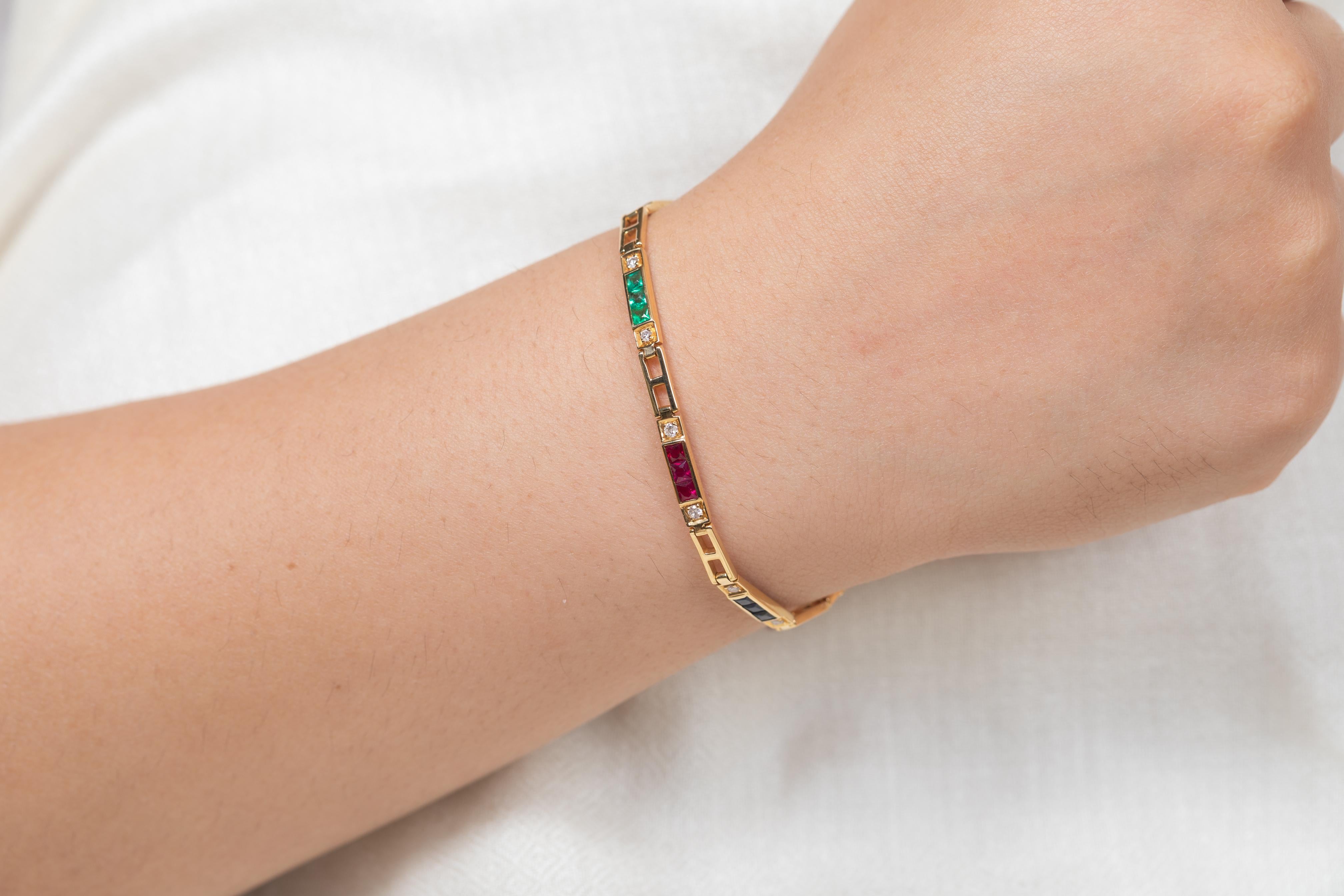 Genuine Square Cut Emerald, Ruby and Sapphire Tennis Bracelet in 18K Yellow Gold In New Condition For Sale In New York, NY