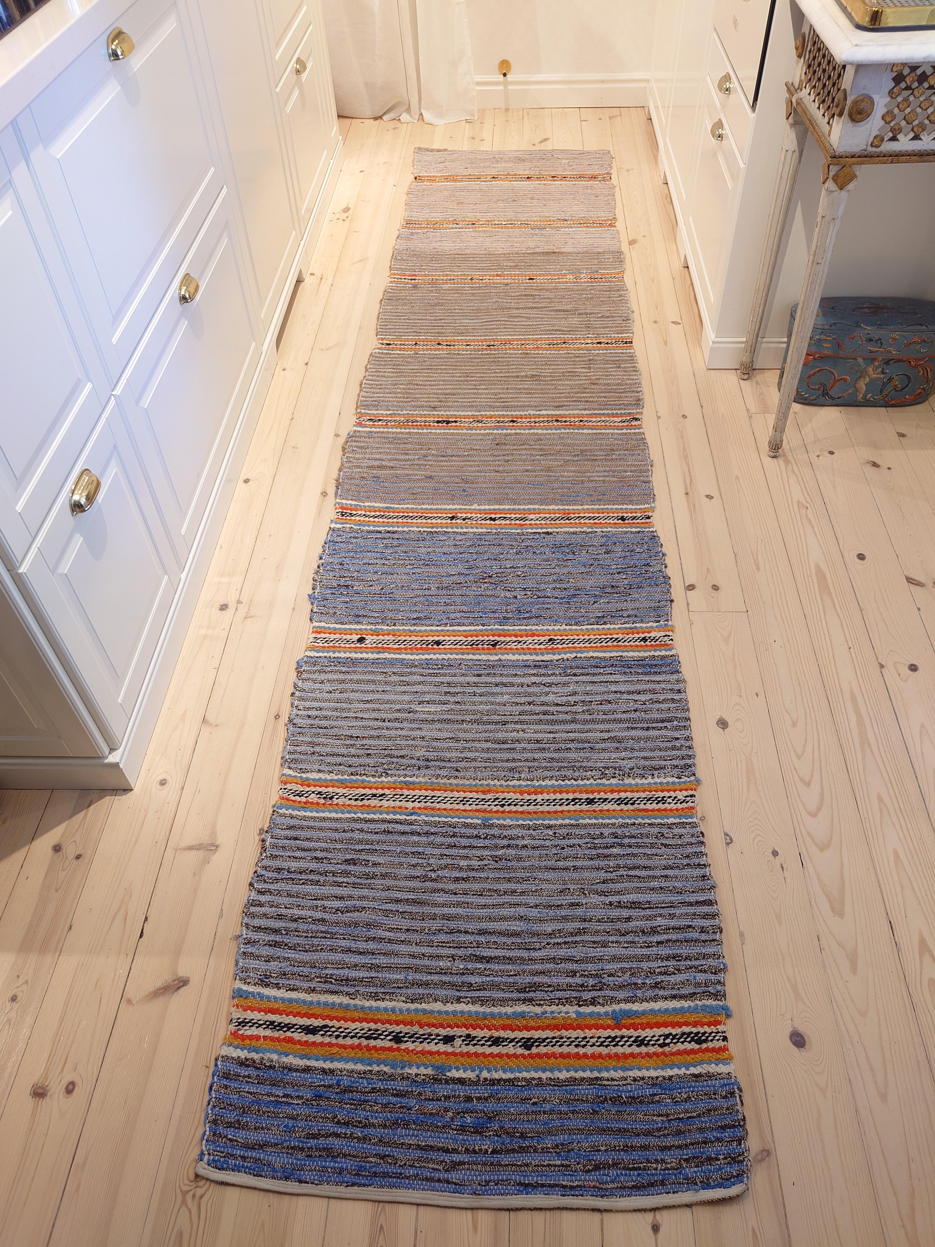 Ein fantastischer schwedischer Fleckerlteppich in schönen Farben und Mustern.
Handgewebt in Boden Nordschweden.
Der Teppich ist frisch gewaschen.
Vintage & antike schwedische Rag Rugs aus Schweden gibt es in einer Vielzahl von Farben und Mustern.