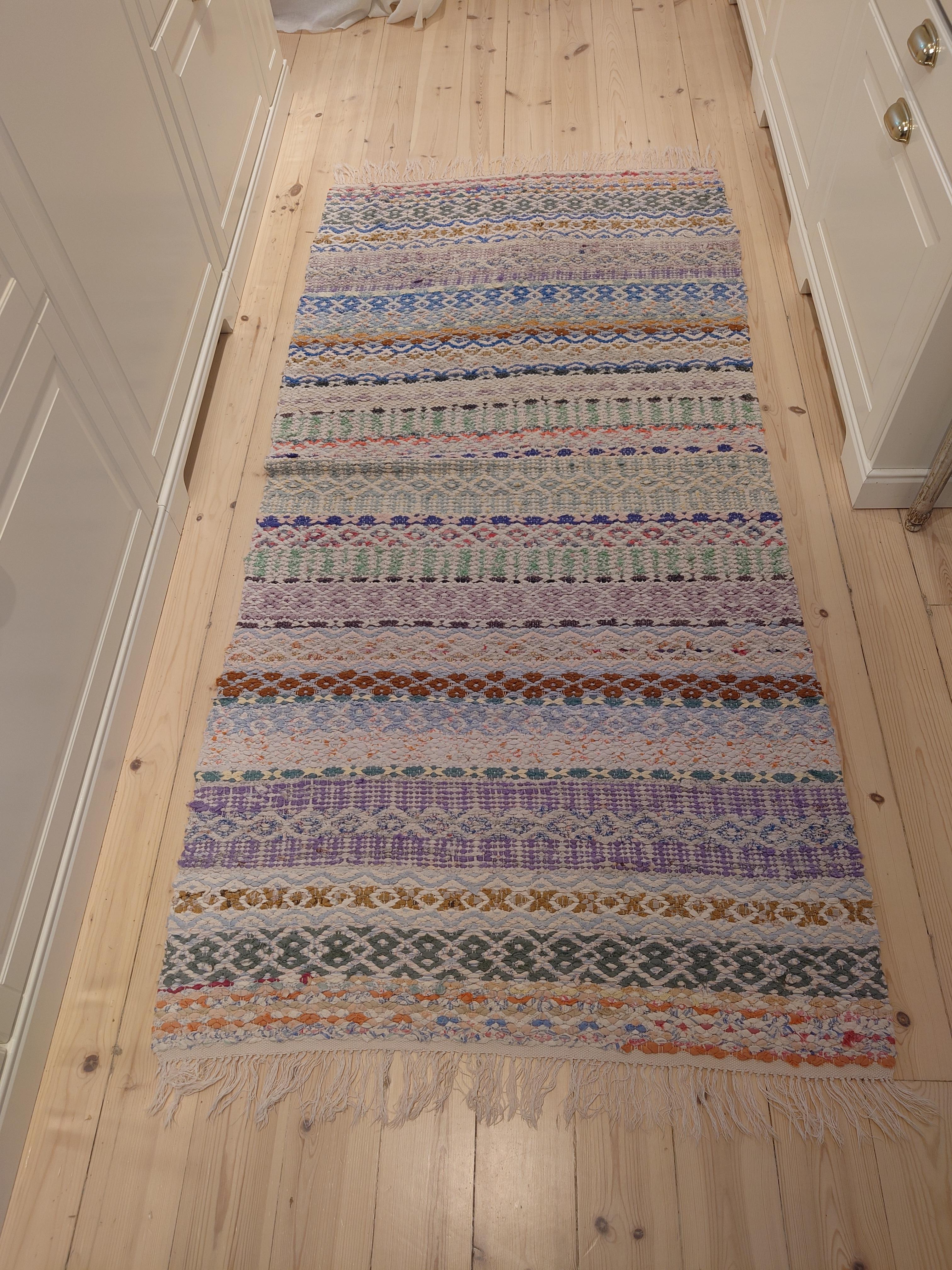 Ein fantastischer schwedischer Fleckerlteppich in schönen Farben und Mustern.
Handgewebt in Luleå, Nordschweden .
Der Teppich ist frisch gewaschen.
Vintage & antike schwedische Rag Rugs aus Schweden gibt es in einer Vielzahl von Farben und Mustern.