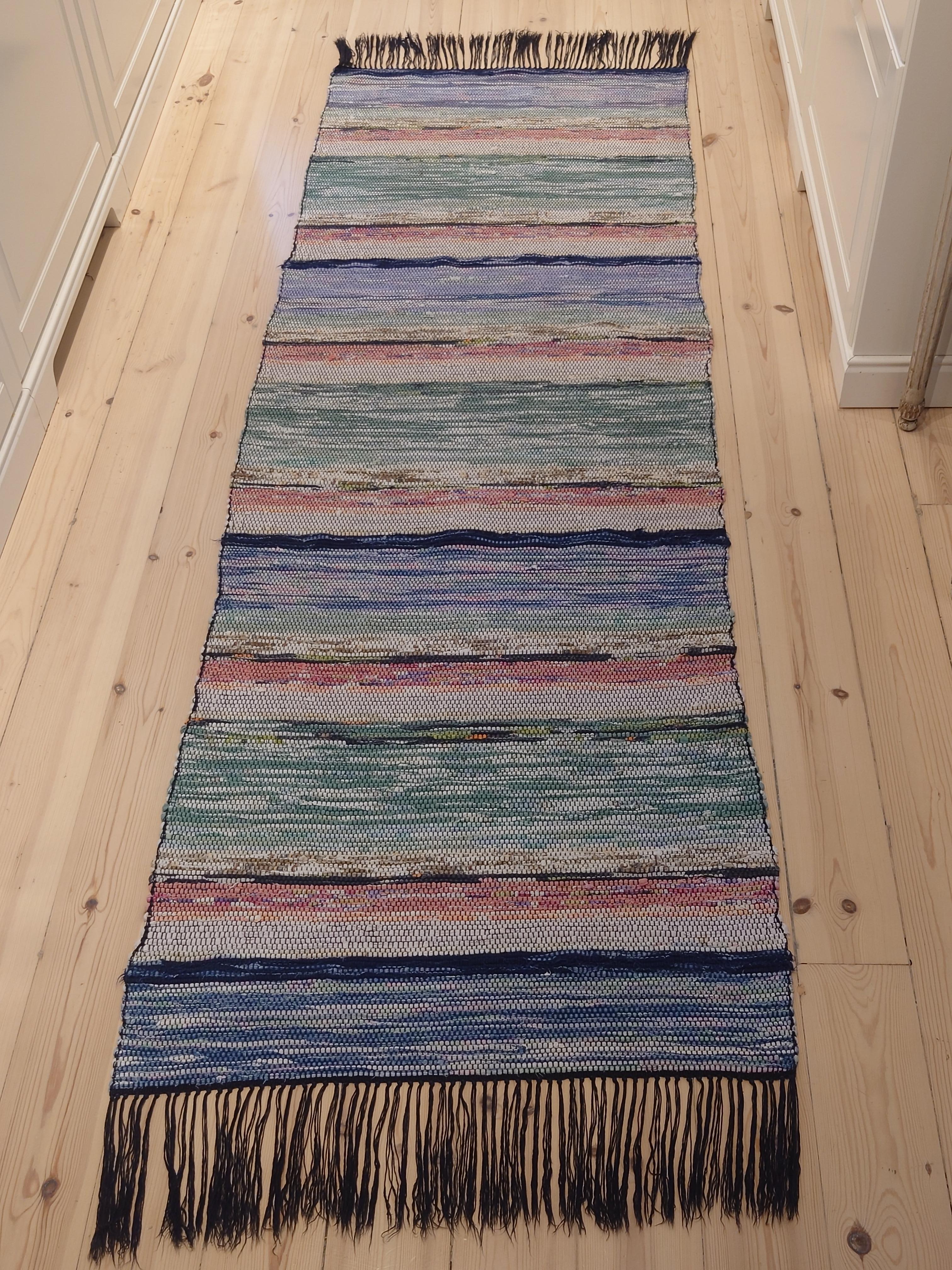 Ein fantastischer schwedischer Fleckerlteppich in schönen Farben und Mustern.
Handgewebt in Luleå, Nordschweden .
Der Teppich ist frisch gewaschen.
Vintage & antike schwedische Rag Rugs aus Schweden gibt es in einer Vielzahl von Farben und Mustern.