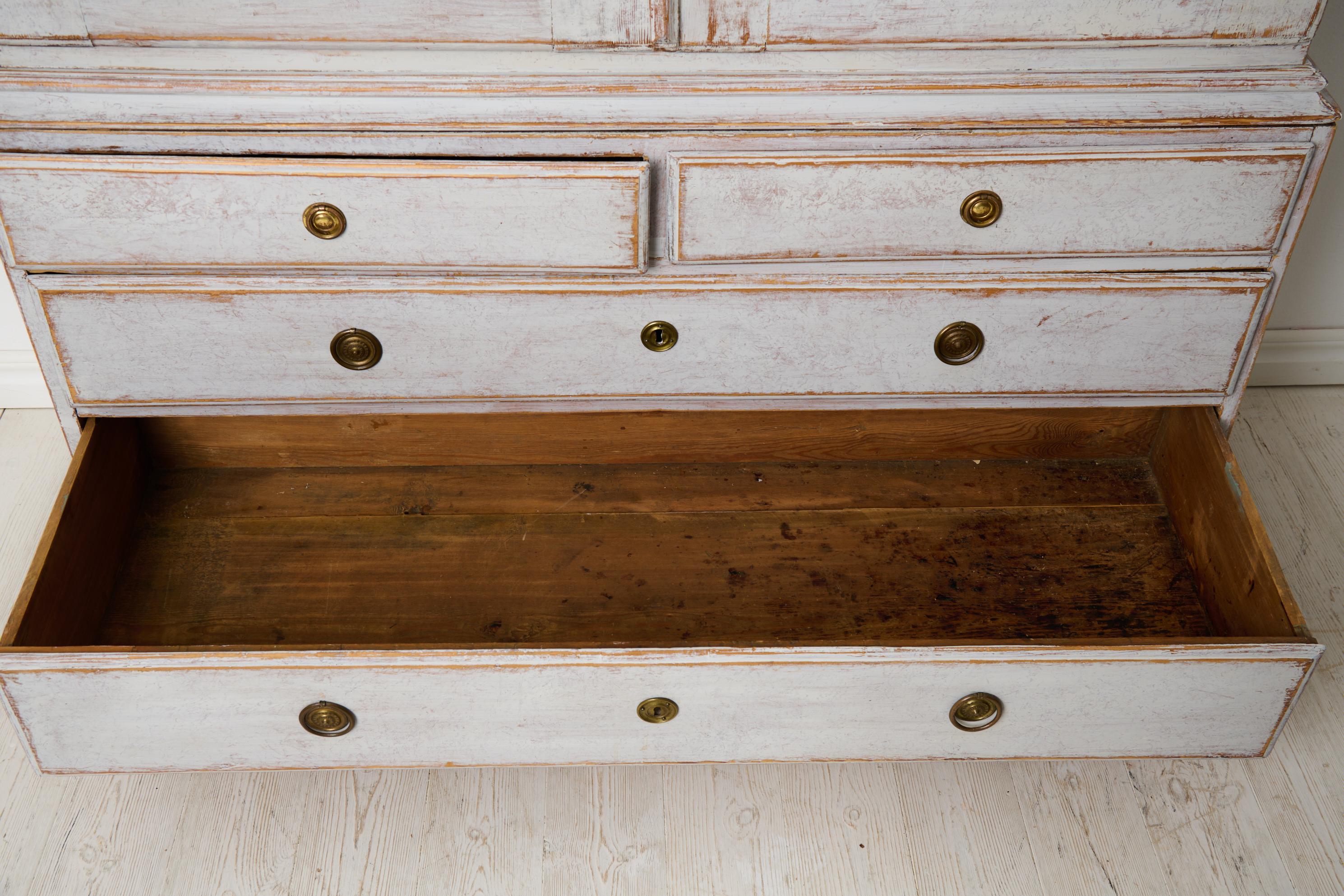 Autentico mobile rococò svedese della fine del 1700, realizzato a mano in pino massiccio in vendita 2