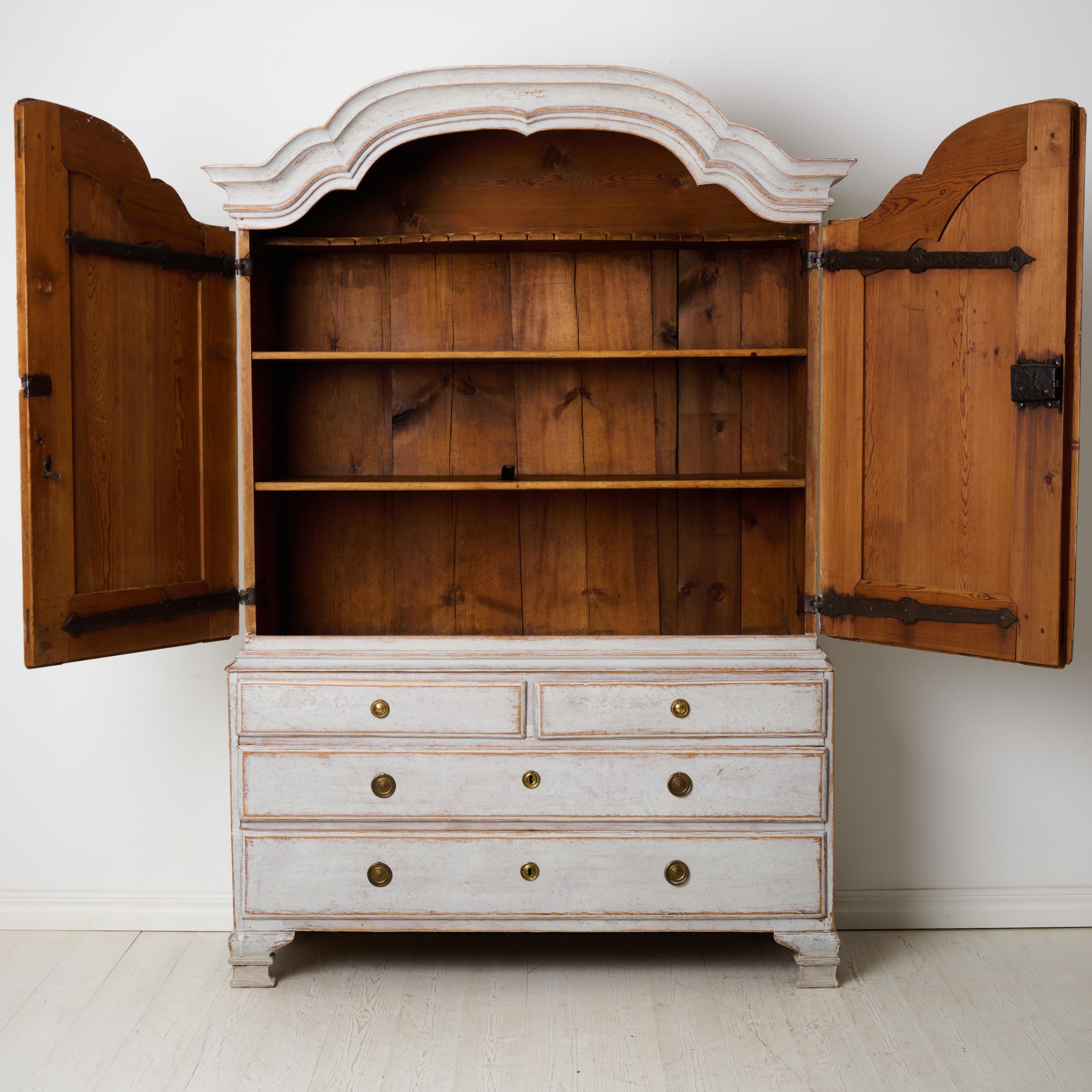 Rococò Autentico mobile rococò svedese della fine del 1700, realizzato a mano in pino massiccio in vendita