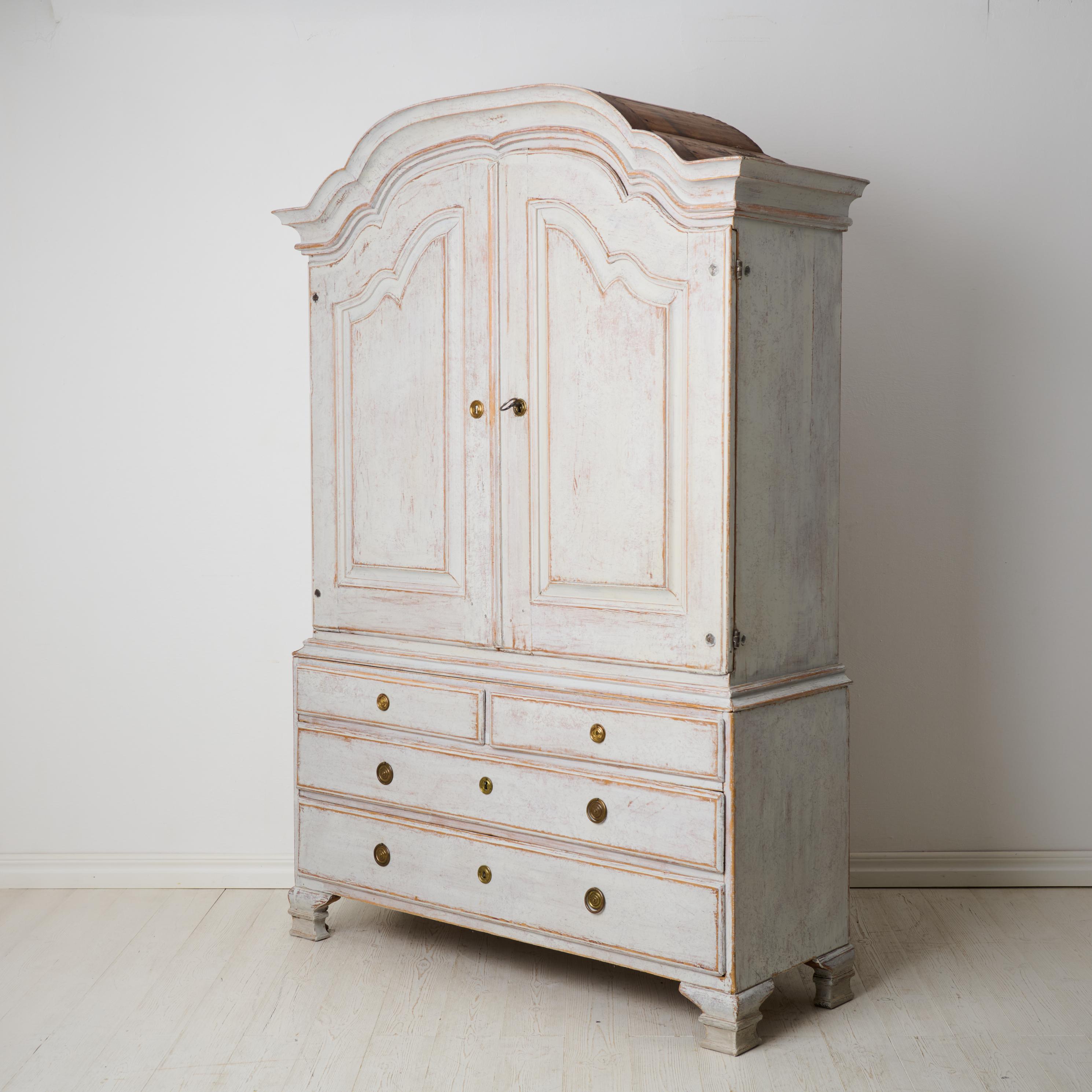 Svedese Autentico mobile rococò svedese della fine del 1700, realizzato a mano in pino massiccio in vendita