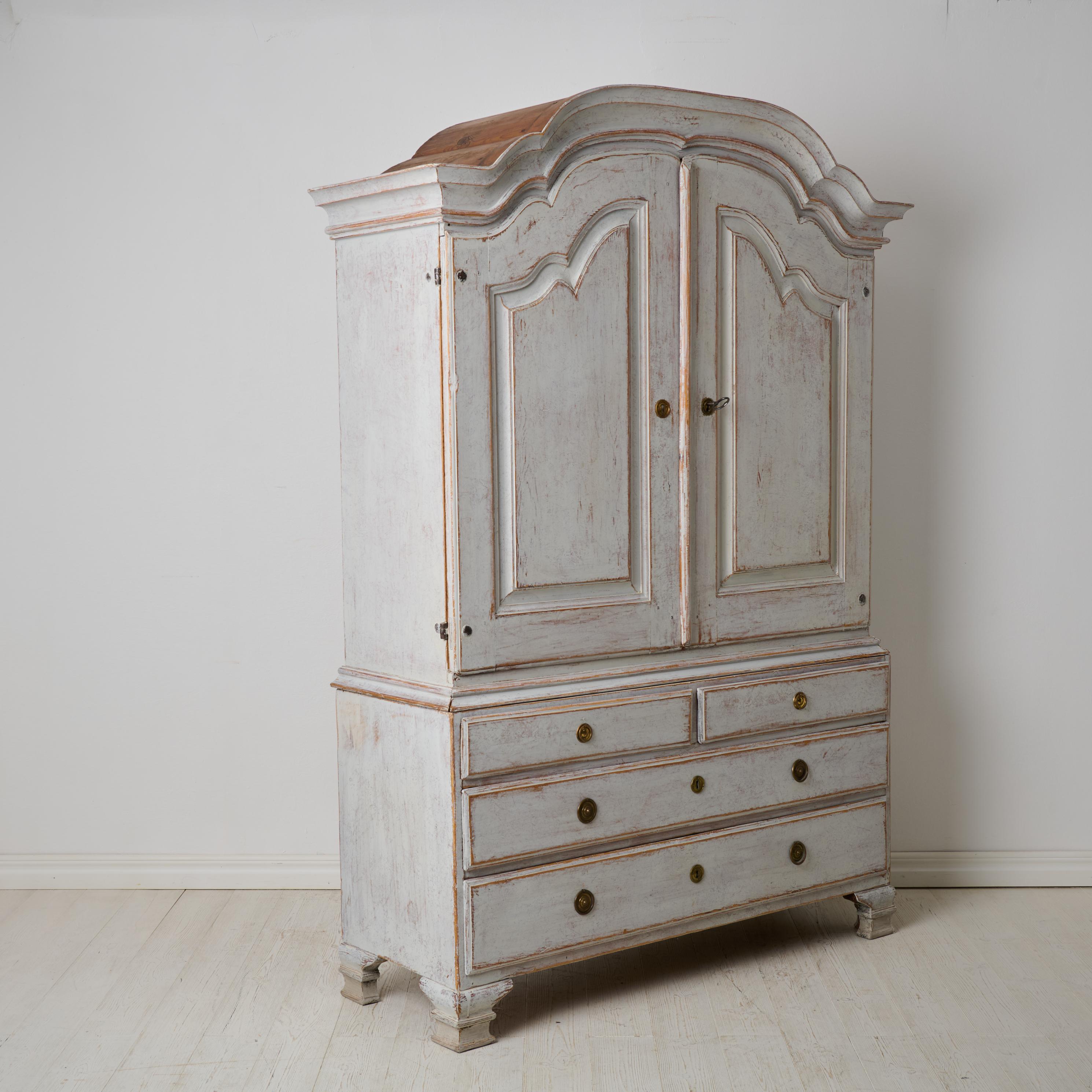 Fatto a mano Autentico mobile rococò svedese della fine del 1700, realizzato a mano in pino massiccio in vendita